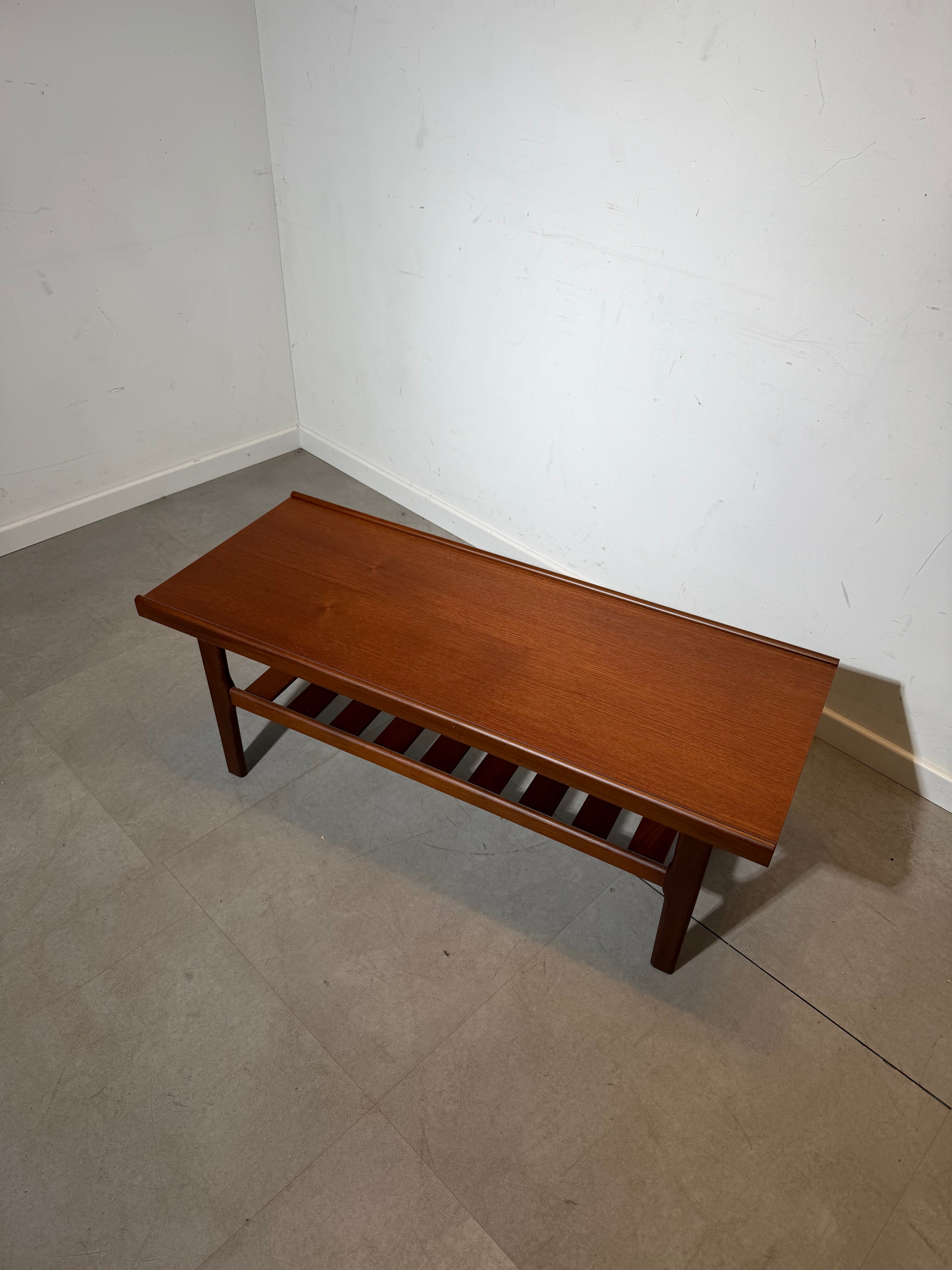 Danish Teak Coffee Table – Mid-Century Modern (1960s)