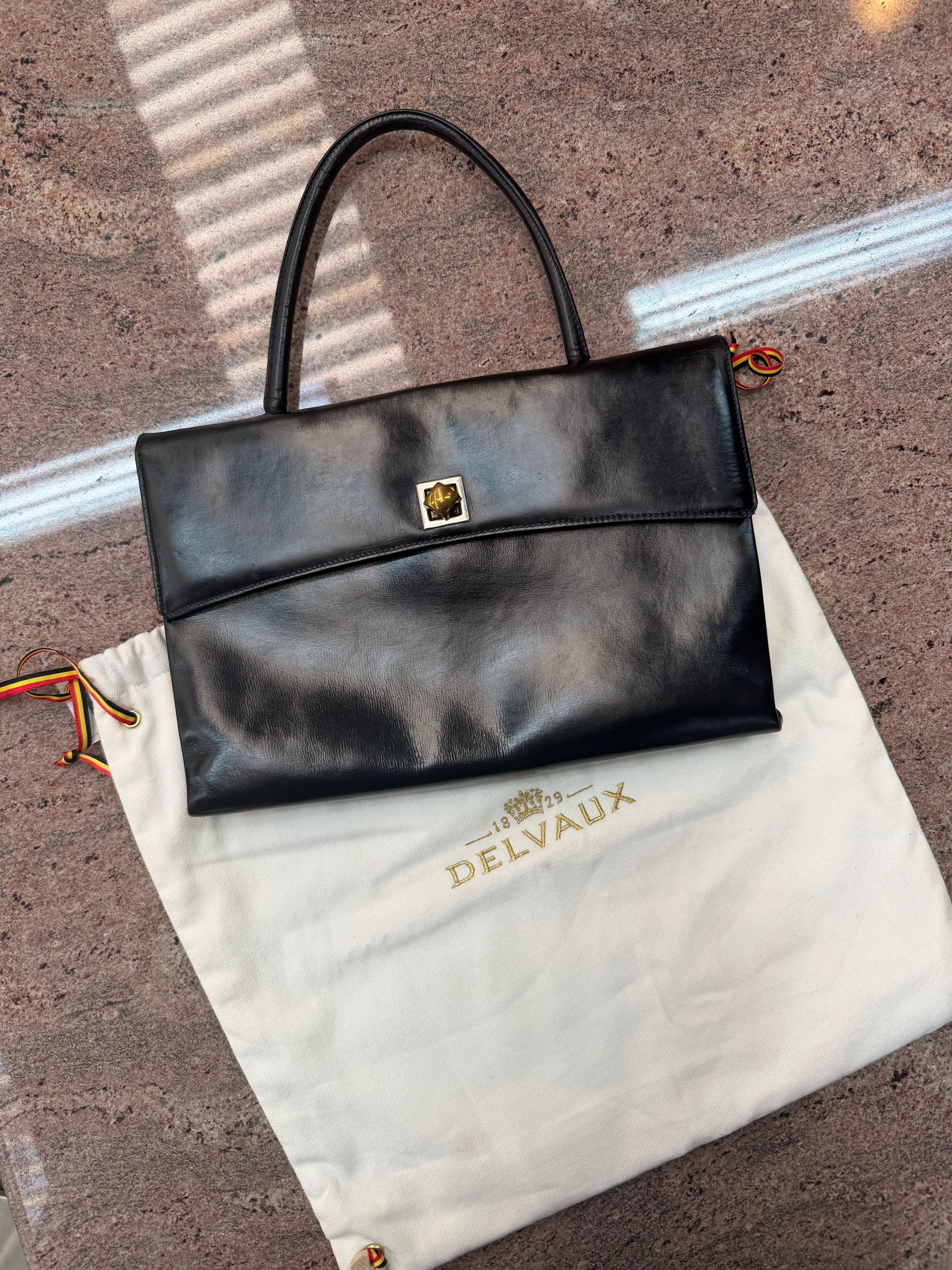 Vintage Delvaux “Œil de Chat” Handbag – Black Leather – 1960 Collection – 30 × 20 cm – With Dustbag & Delvaux Letter