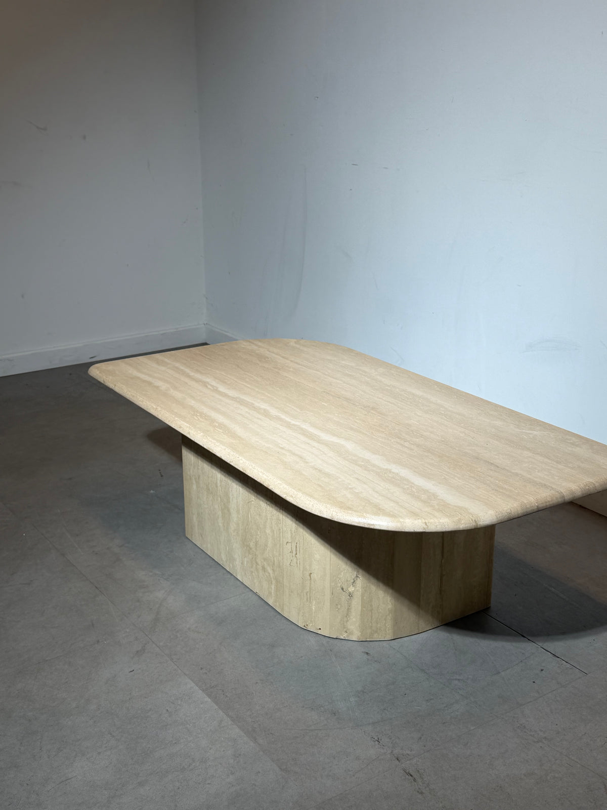 Table basse en travertin avec piètement central arrondi