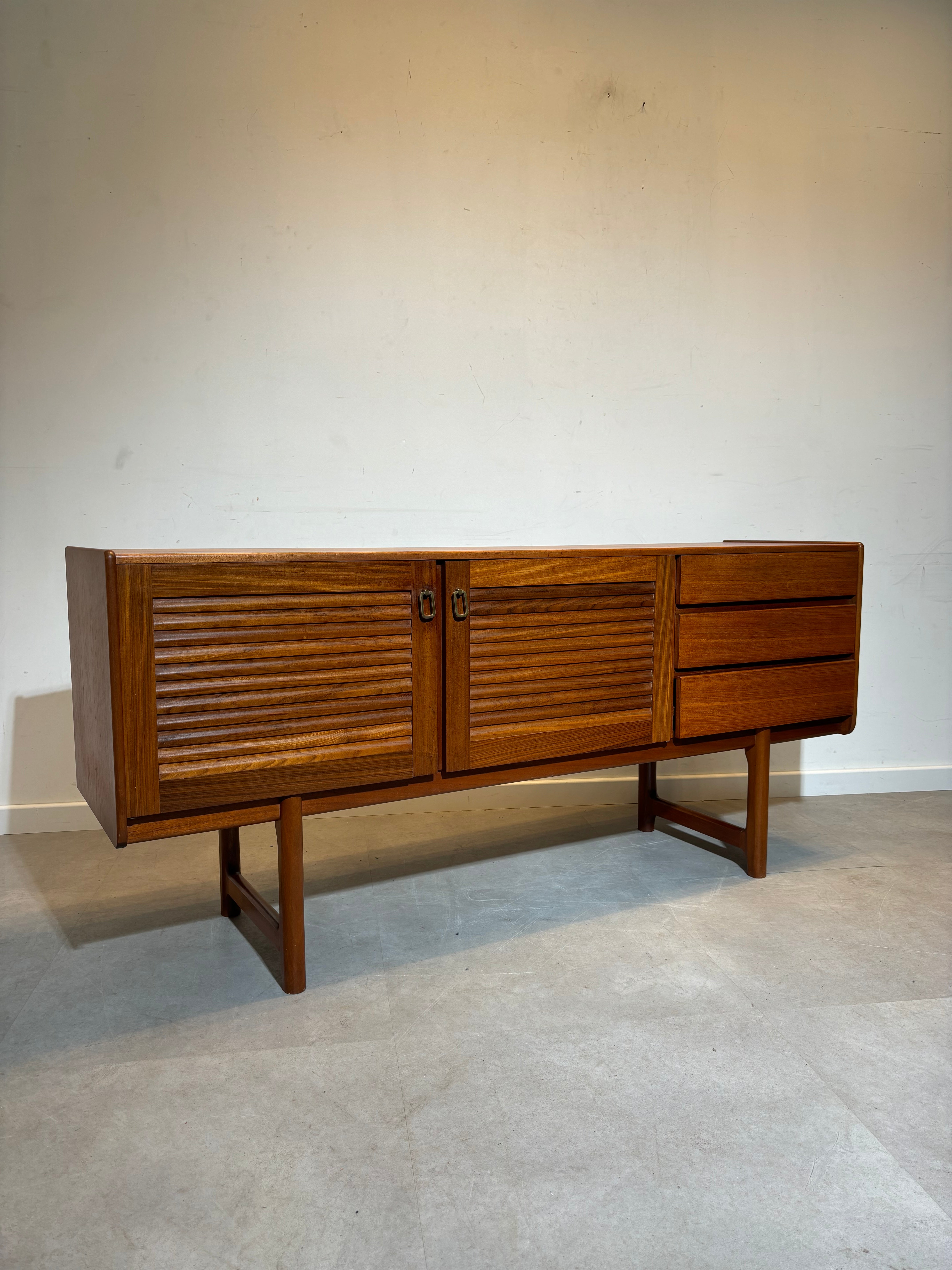 McIntosh dressoir met messing handgrepen