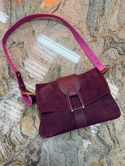 Sac Delvaux Givry en nubuck violet avec détails roses – Fermoir doré – 30 x 24 cm