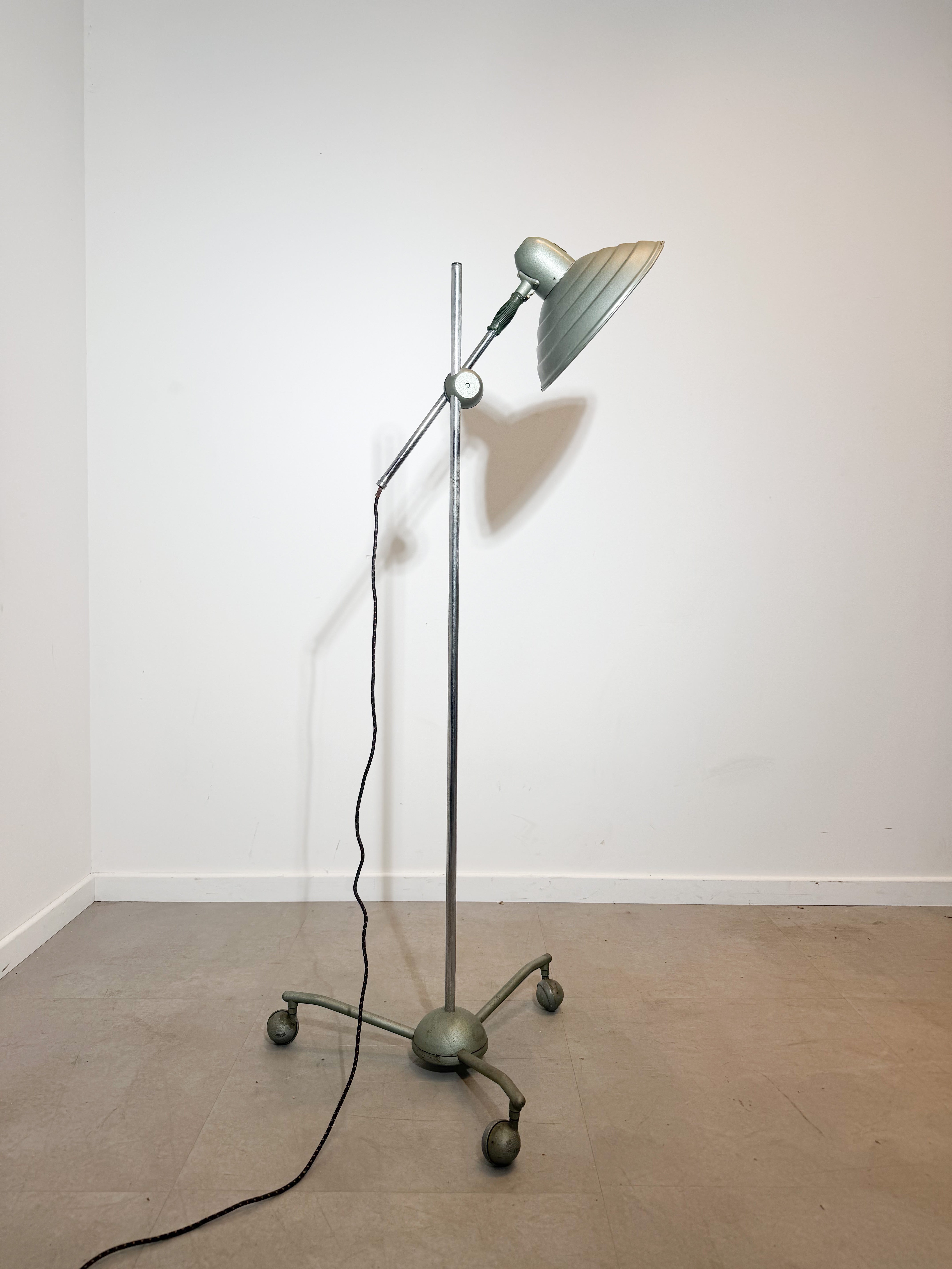 Hanovia Sollux H8 Medical Heat Lamp – Vintage Industrial Therapy Floor Lamp – England – 160 cm