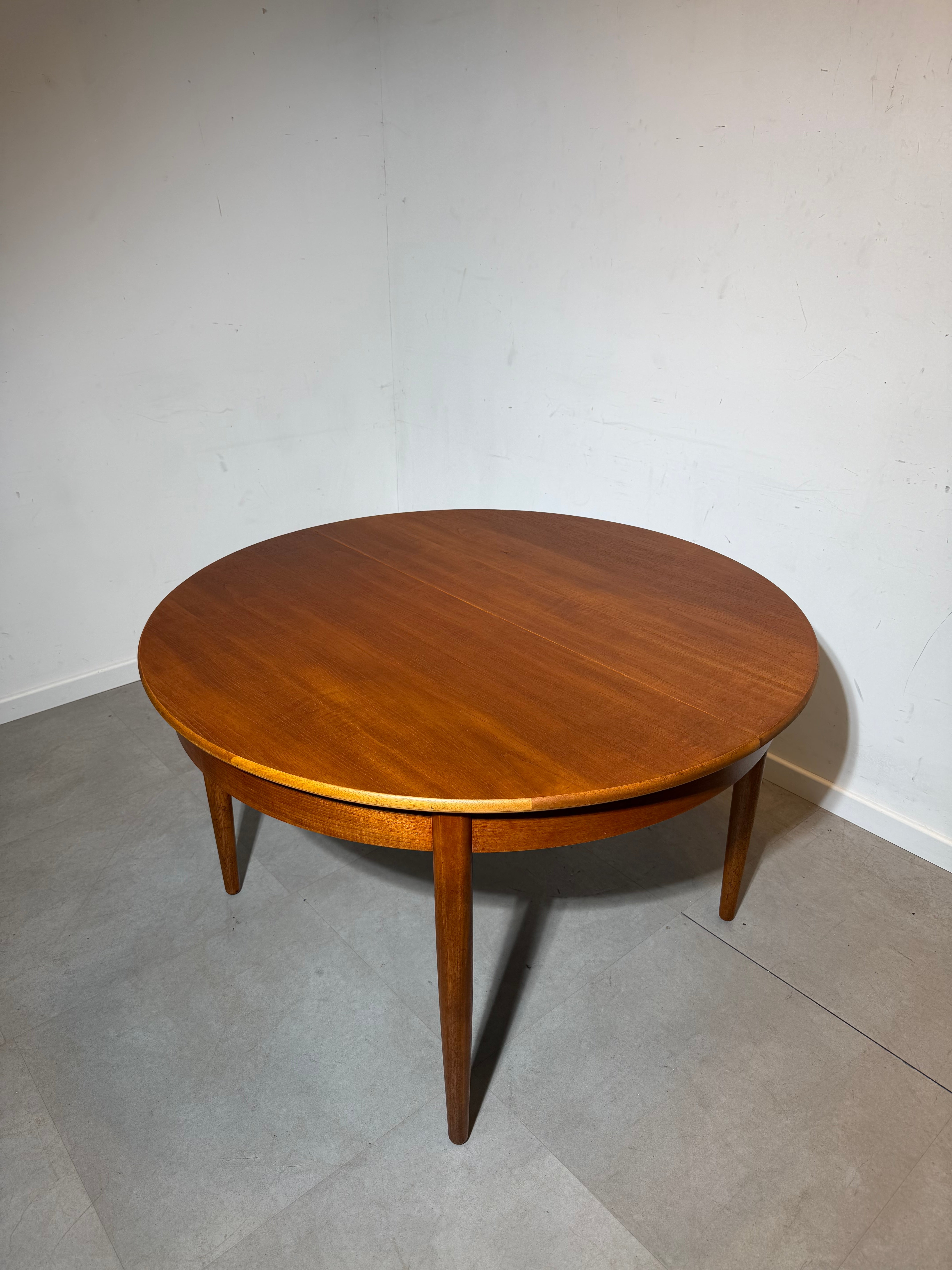 Vintage Round Extendable Teak Dining Table – Mid-Century Modern