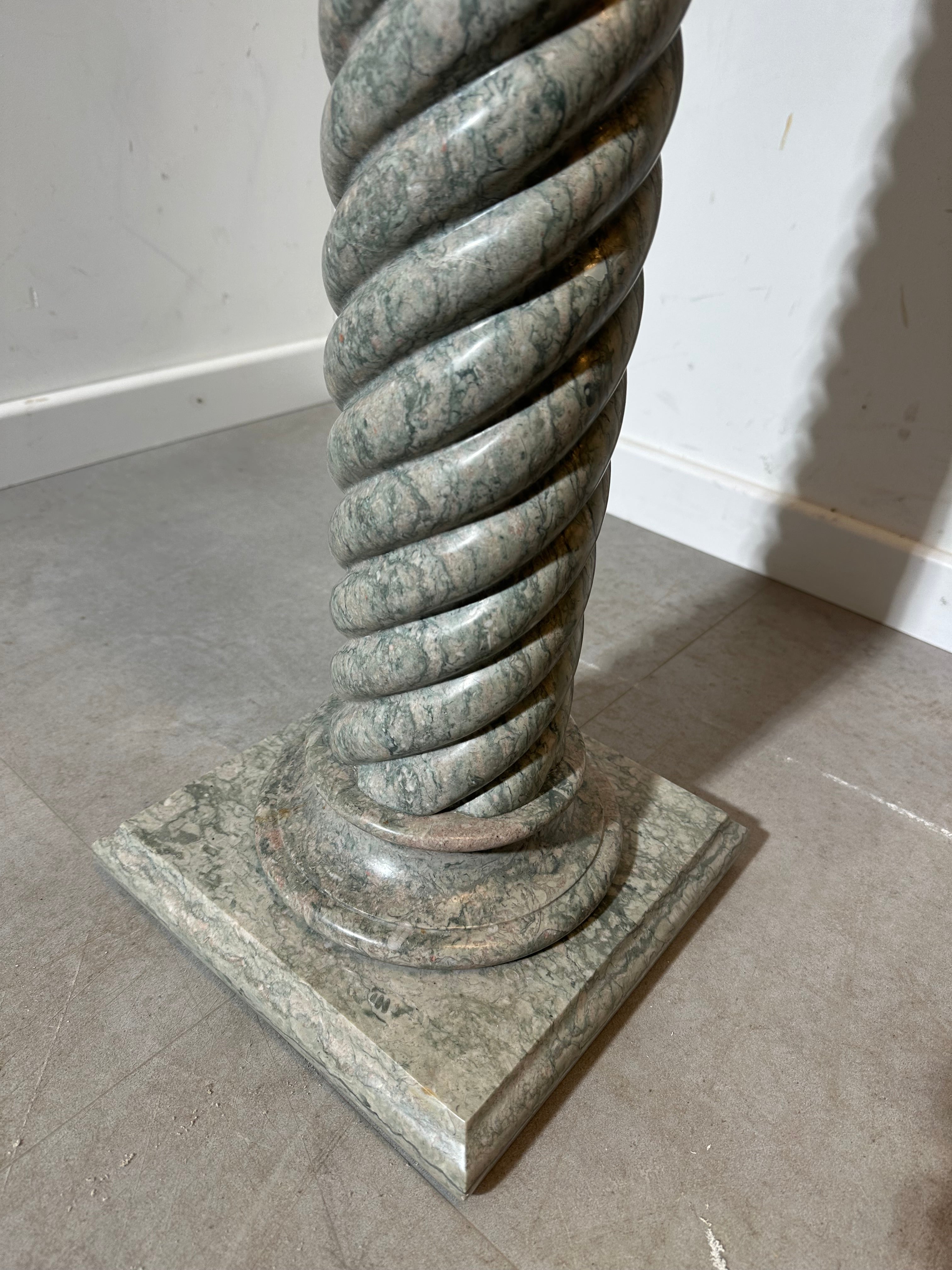 Socle torsadé en marbre vert