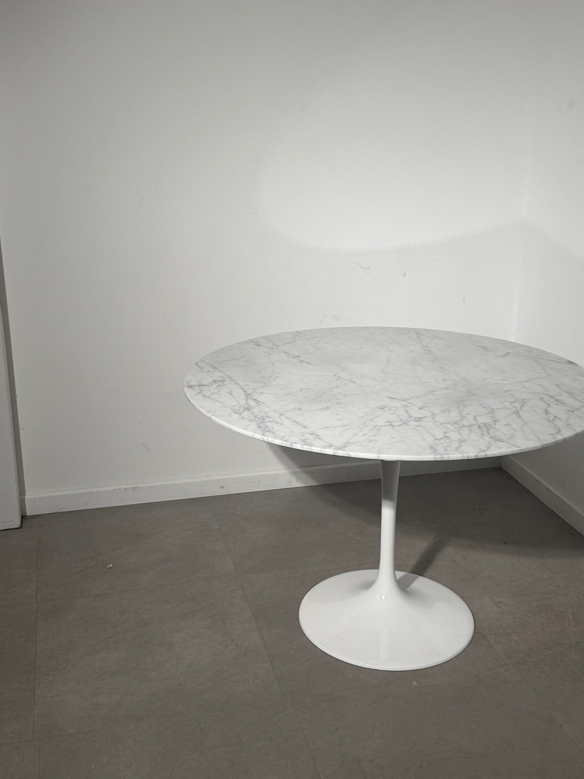 Tulip Dining Table with White Marble Top – Ø 110