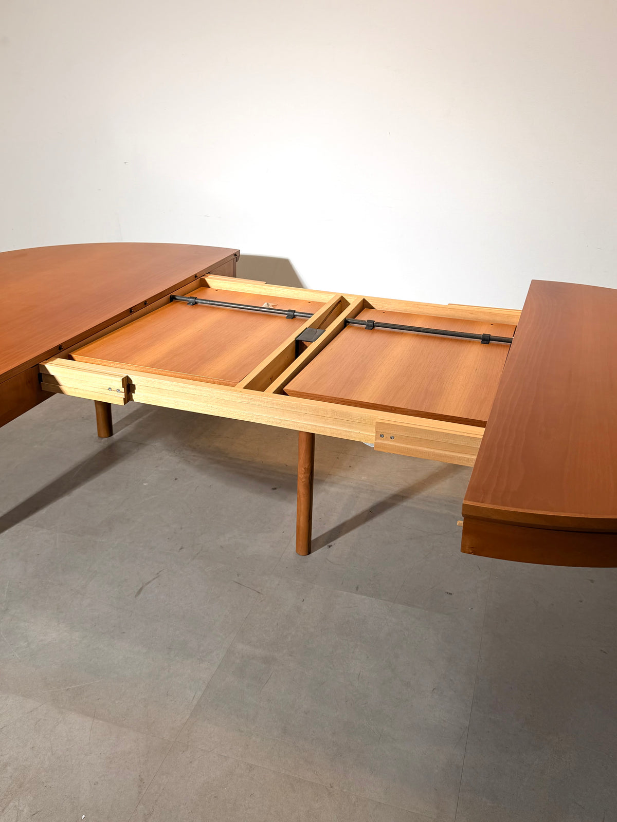 Molteni Extendable Round Dining Table