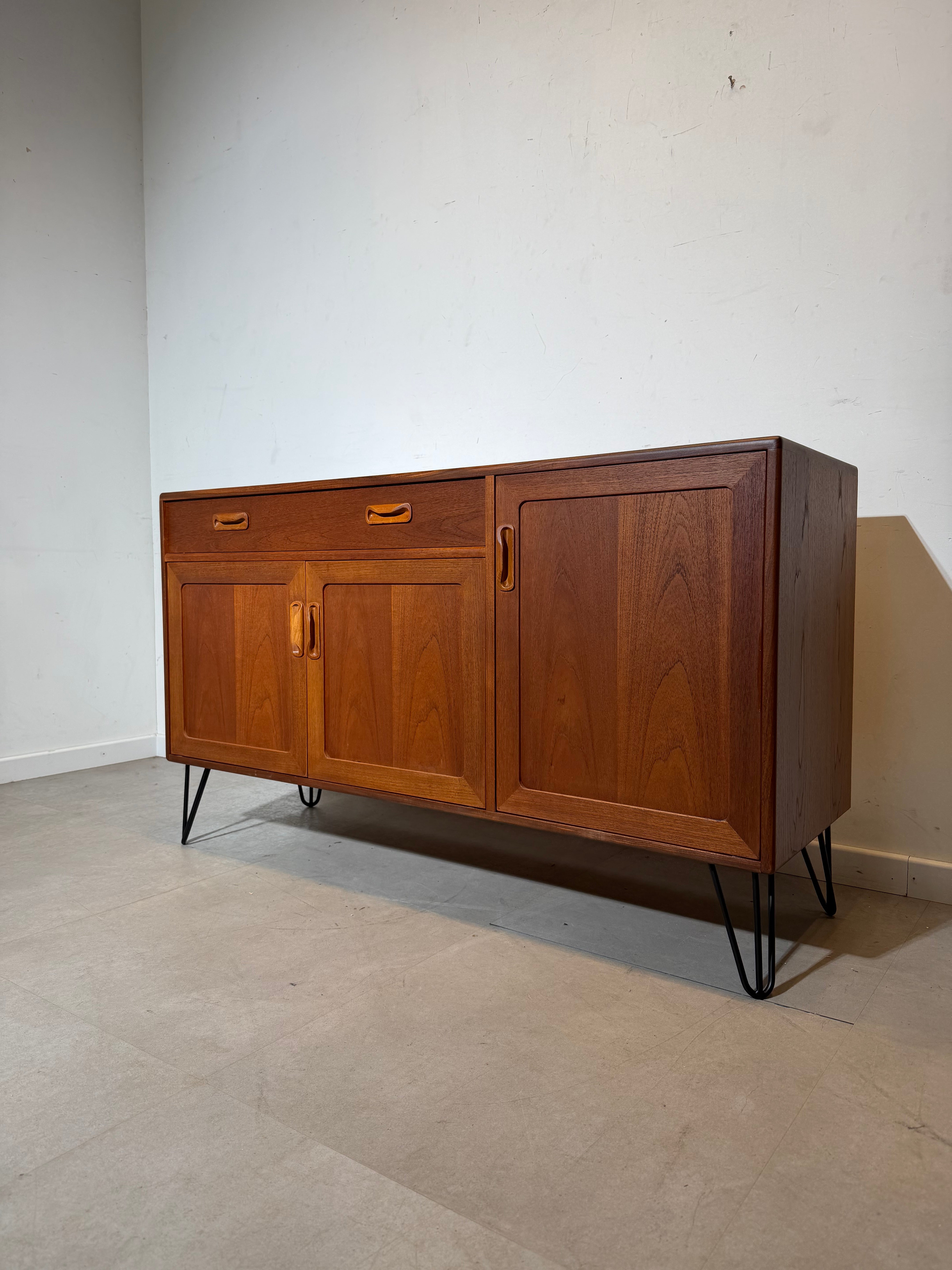 Buffet G-Plan en teck sur pieds épingle – Style moderne du milieu du siècle