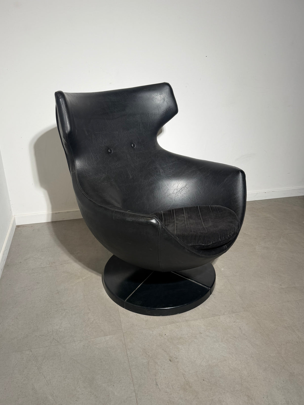 Jupiter Swivel Lounge Chair by Pierre Guariche for Meurop – Black