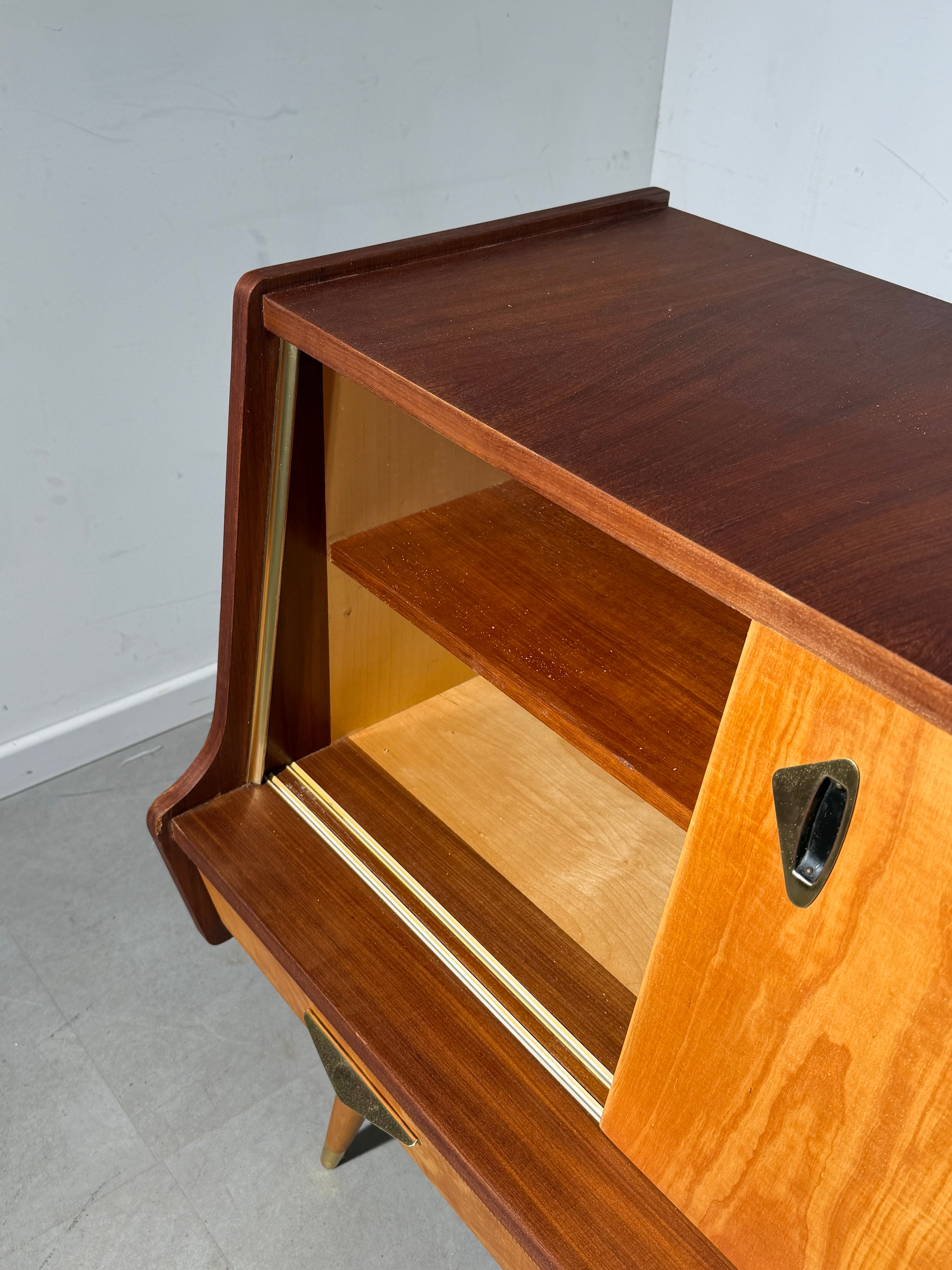 Vintage Rockabilly Sideboard – 1950s Mid-Century Cabinet – Two-Tone Wood – 101 x 90 x 52 cm