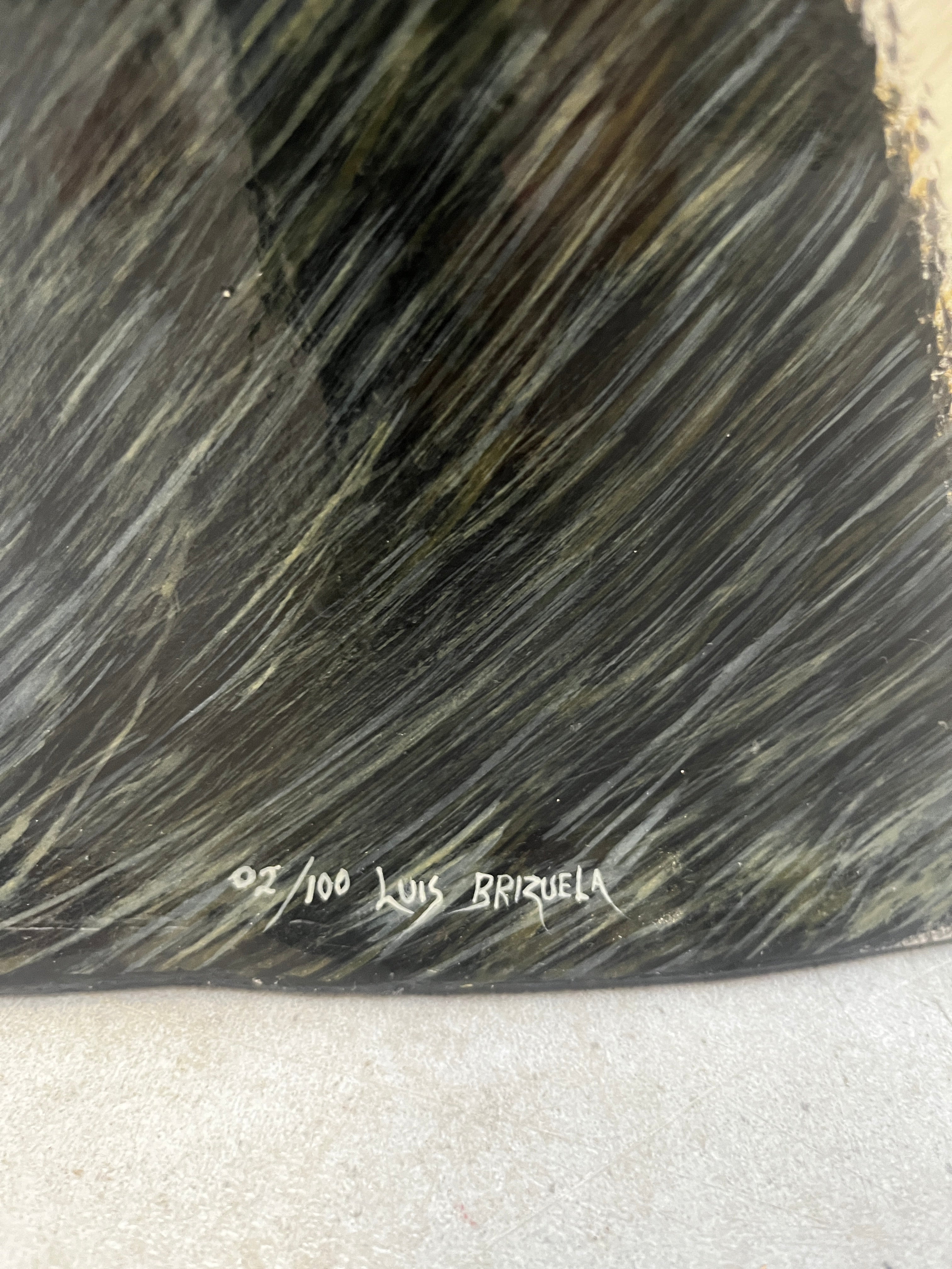 Standbeeld van een keizerspinguïn met kuiken