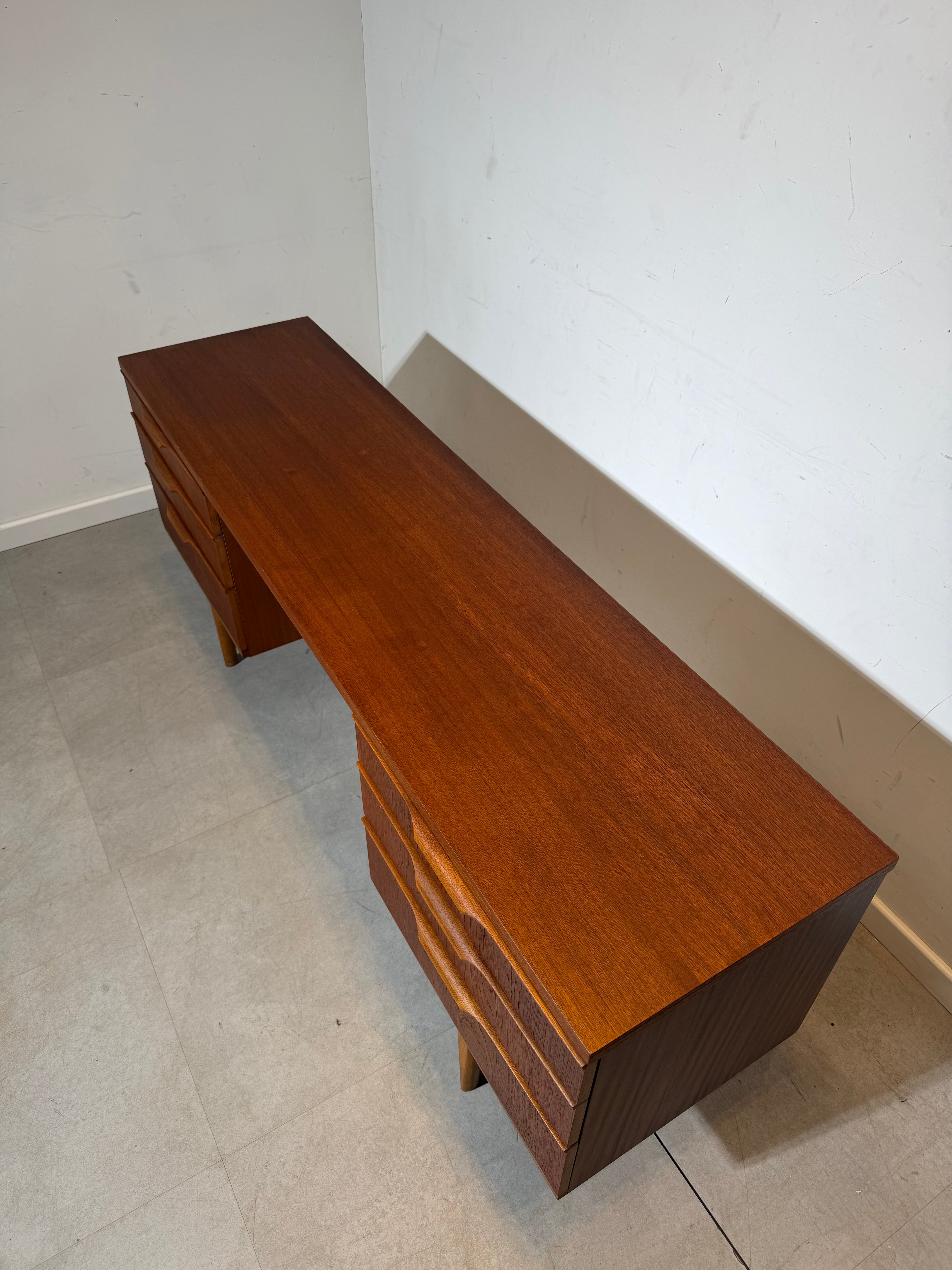 Bureau vintage Austinsuite en teck – Style moderne du milieu du siècle (Royaume-Uni, années 1960)