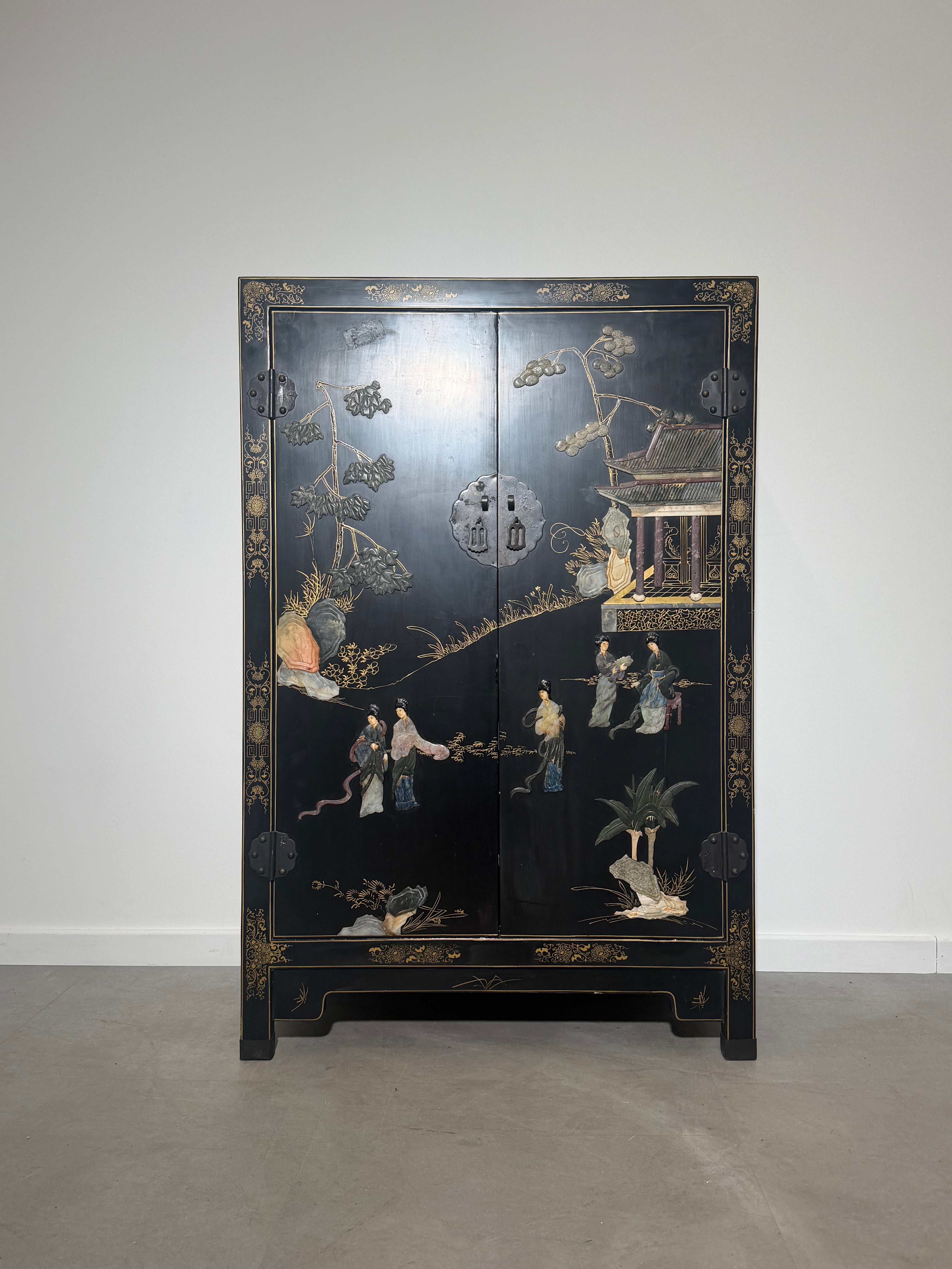 Chinese Oriental Cabinet with Hand-Painted Décor