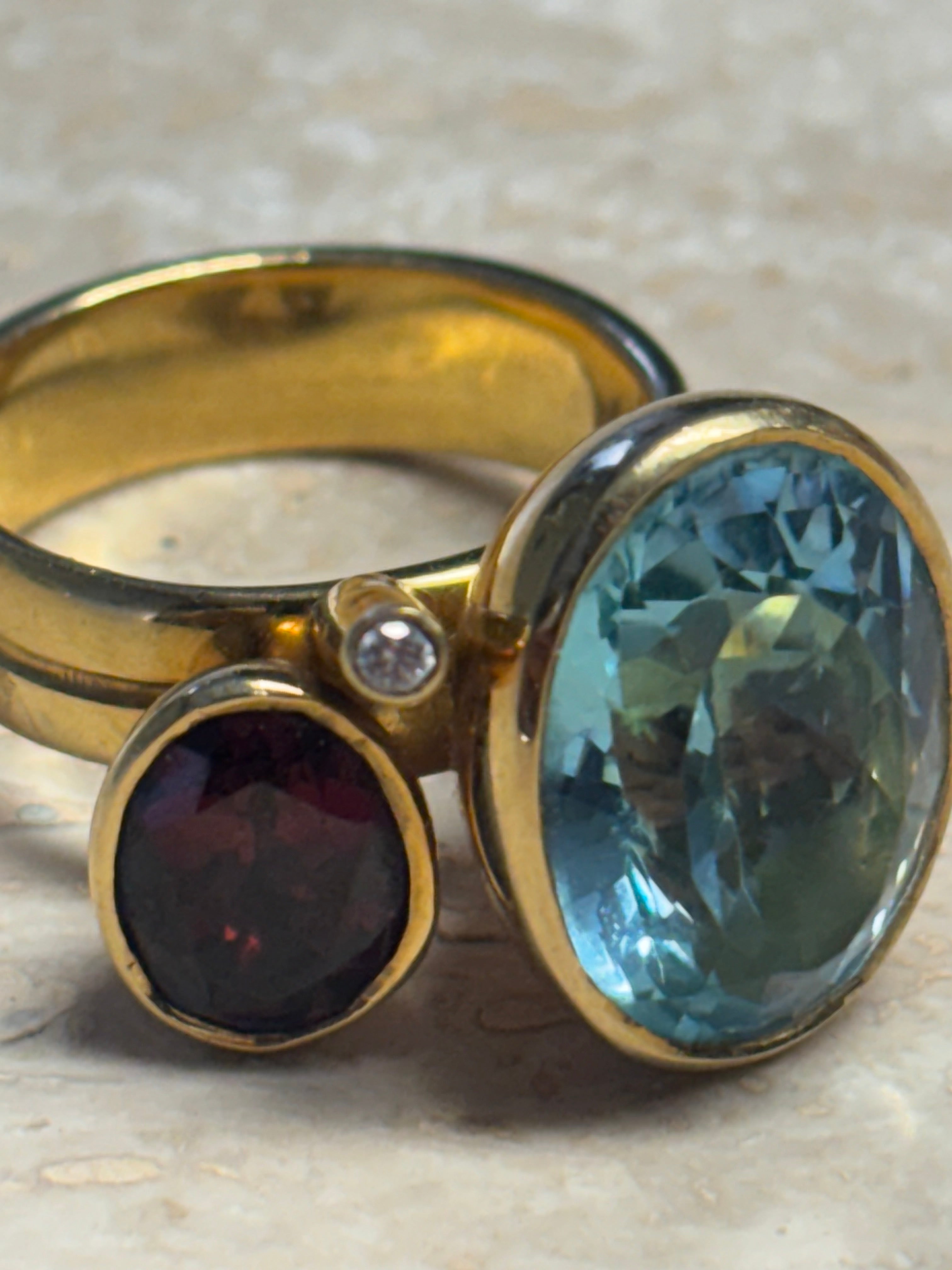 18 kt Gold Ring with Blue Topaz, Garnet & Diamond Accent – Size 55