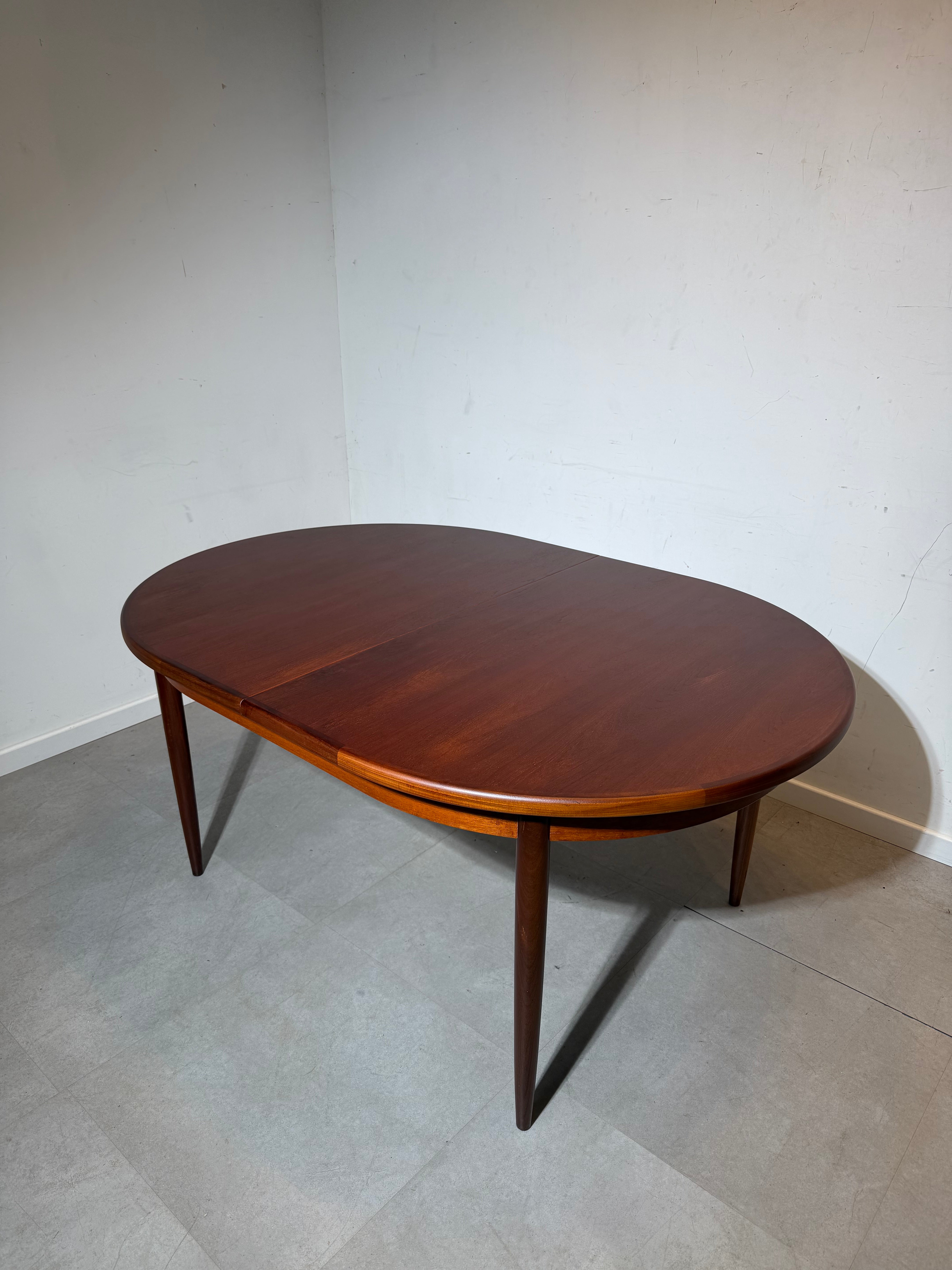 Oval Teak Extendable Dining Table – Mid-Century Modern