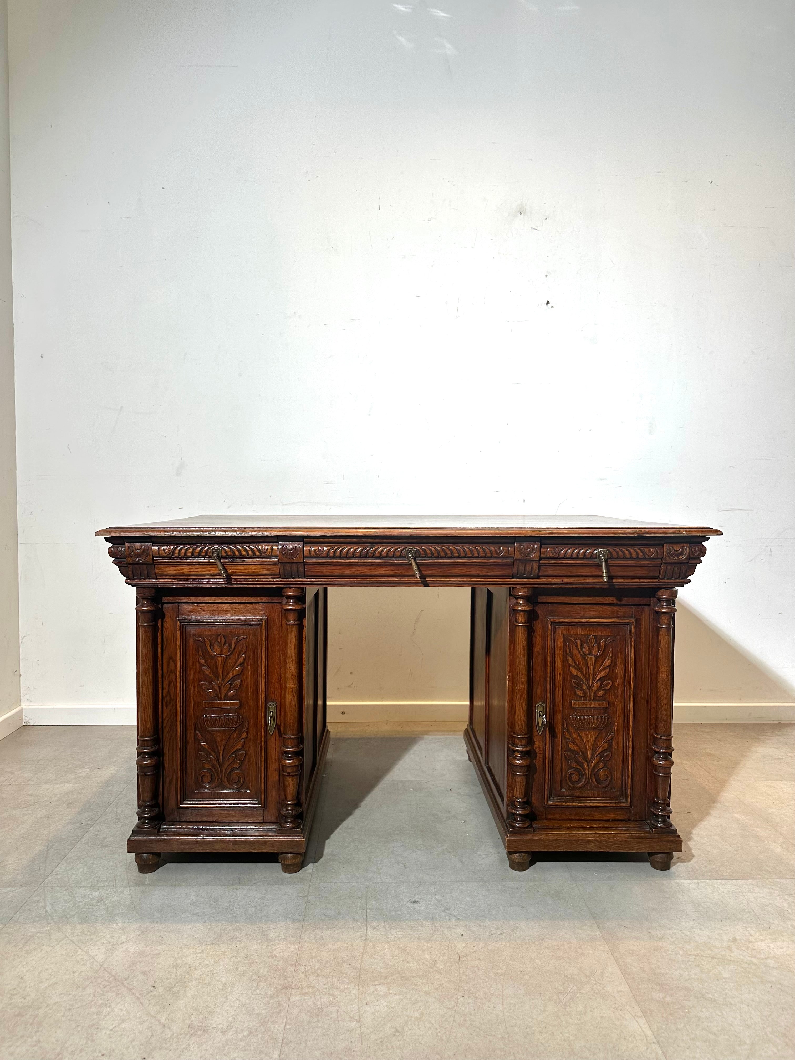 Bureau ancien en chêne sculpté à double face