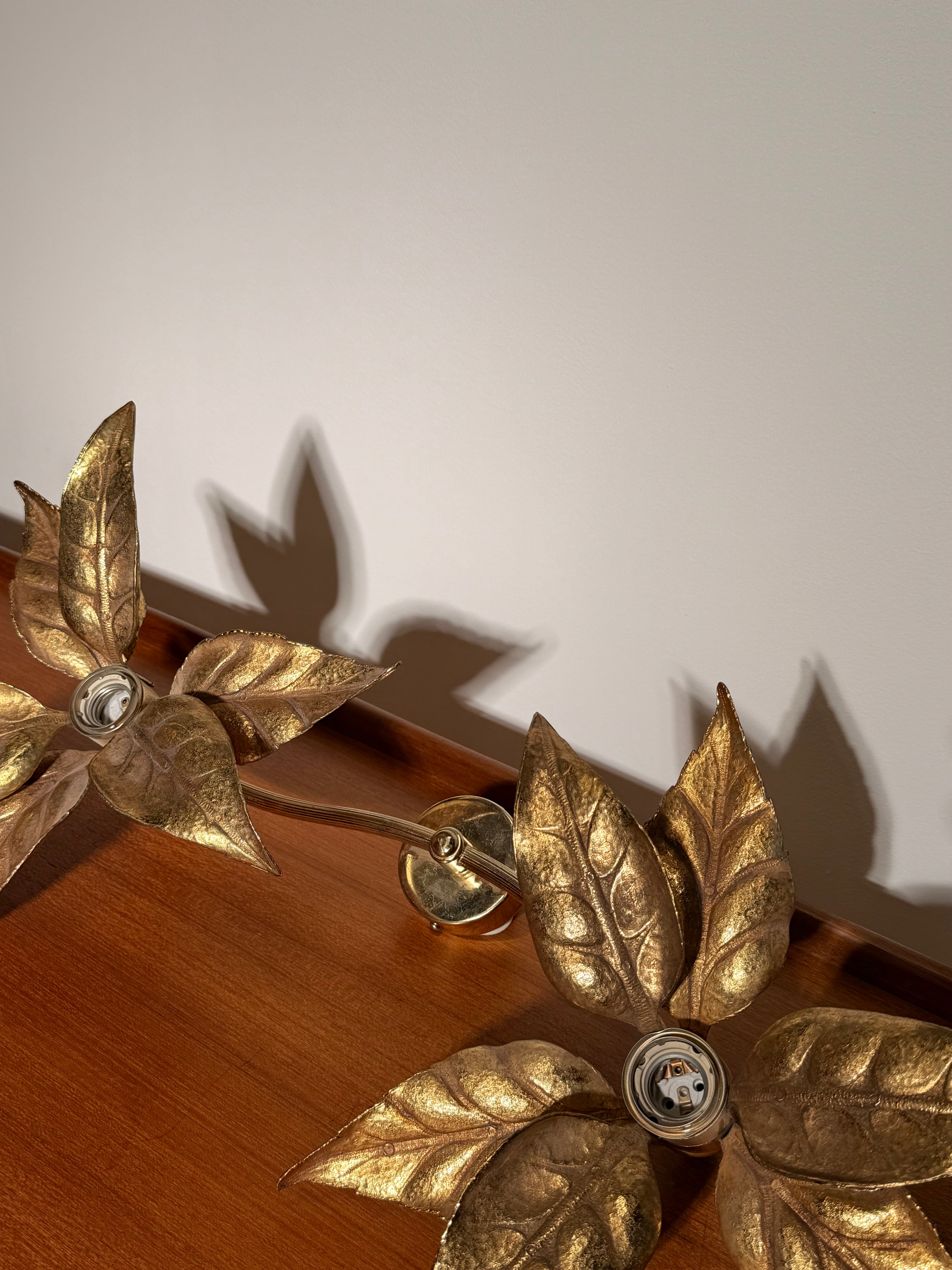 Vintage Hollywood Regency Leaf Wall Lamp in Gilt Metal Willy Daro Style
