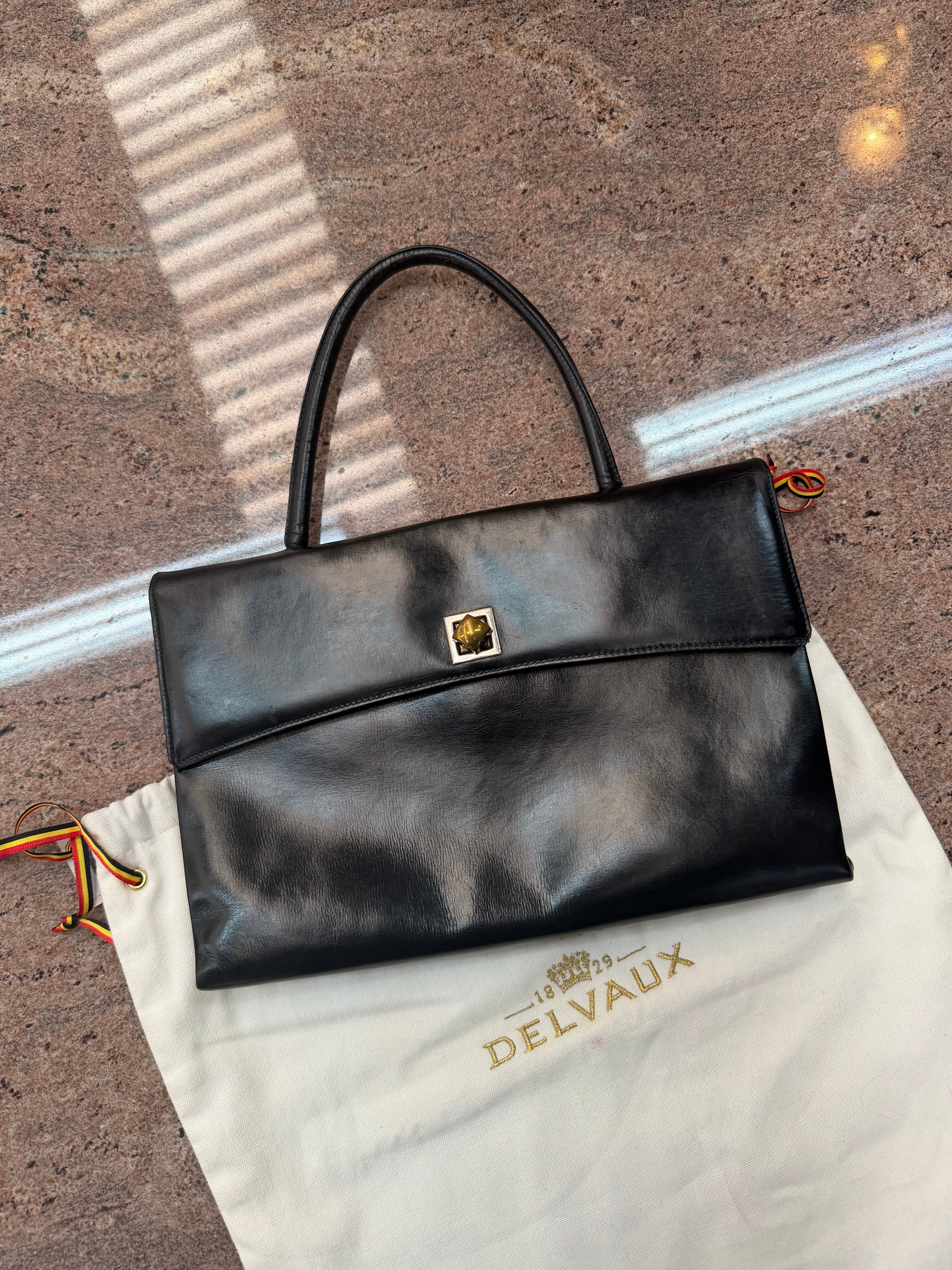 Vintage Delvaux “Œil de Chat” Handbag – Black Leather – 1960 Collection – 30 × 20 cm – With Dustbag & Delvaux Letter