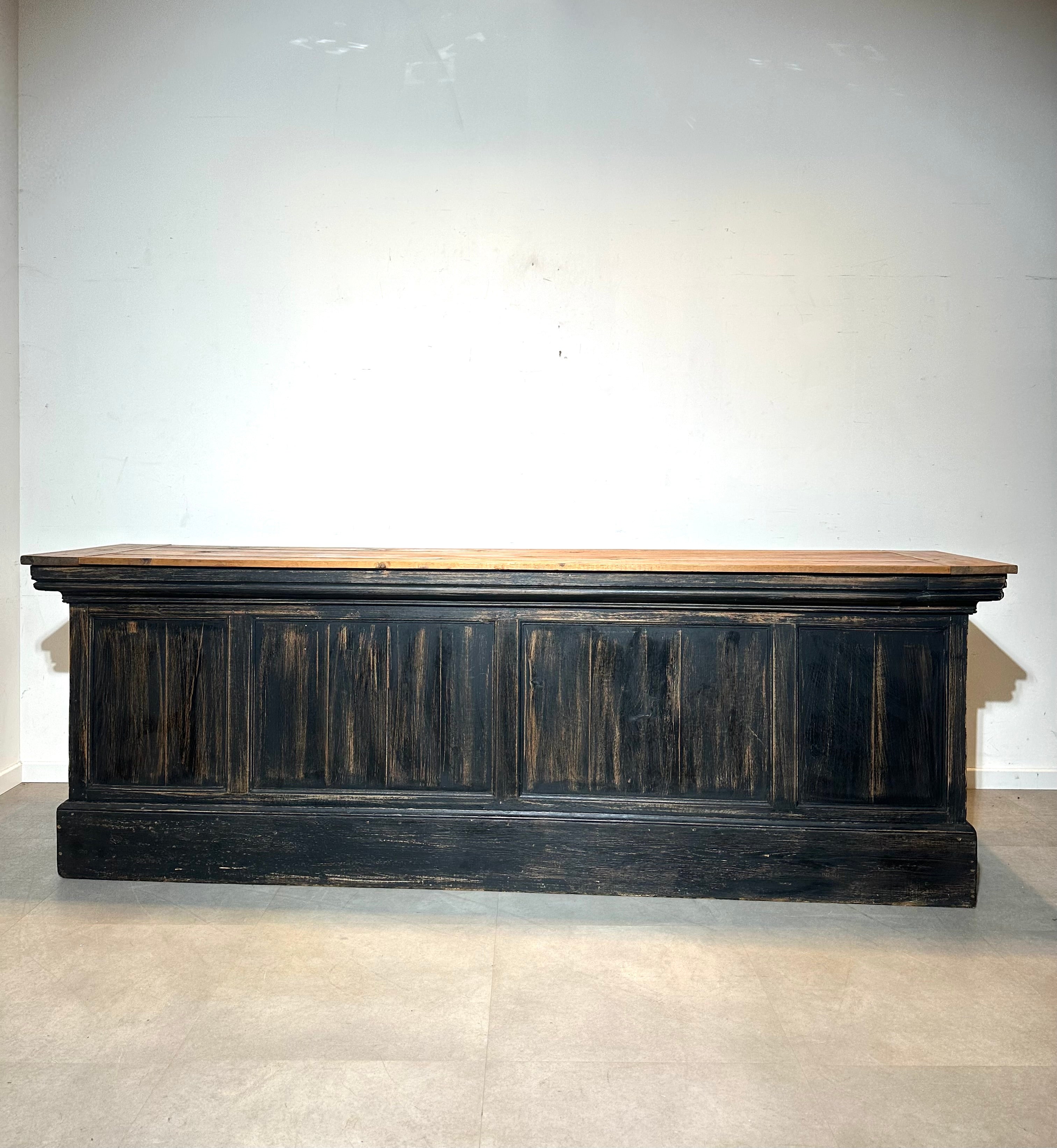 Comptoir de magasin français ancien – Pin peint en noir