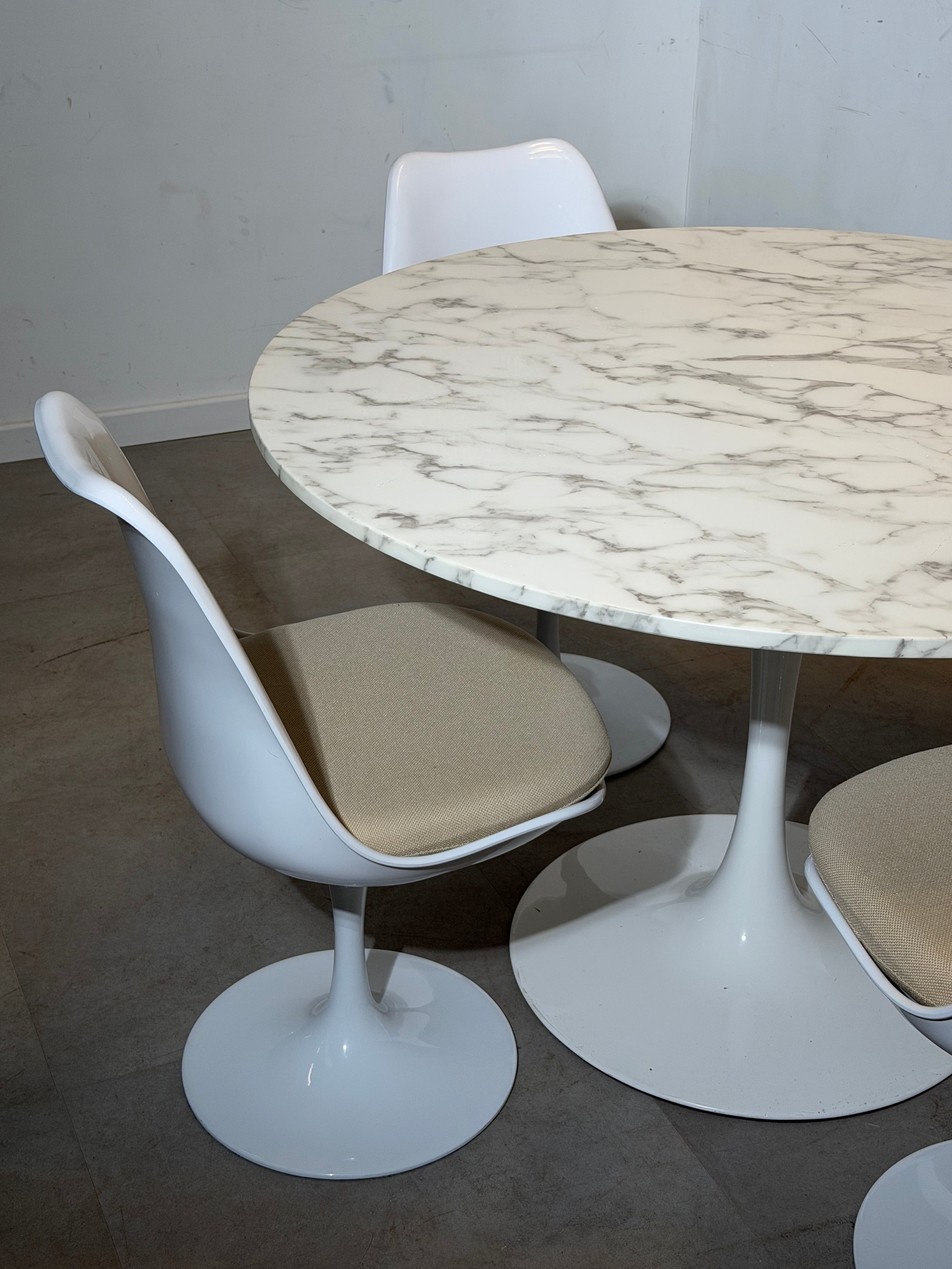 Tulip marble dining table with 4 chairs – Ø120 cm