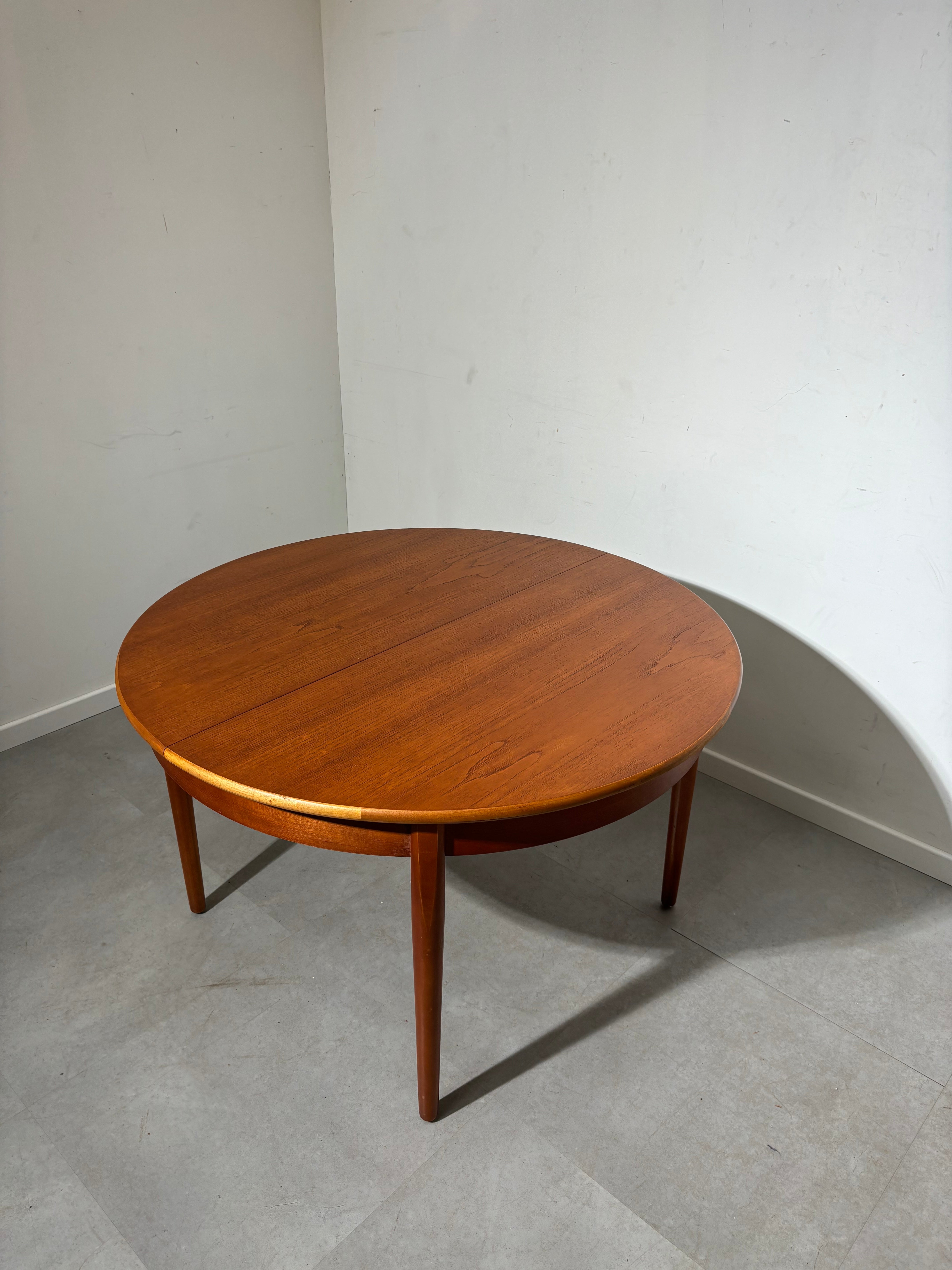 Vintage G-Plan Round Extendable Table