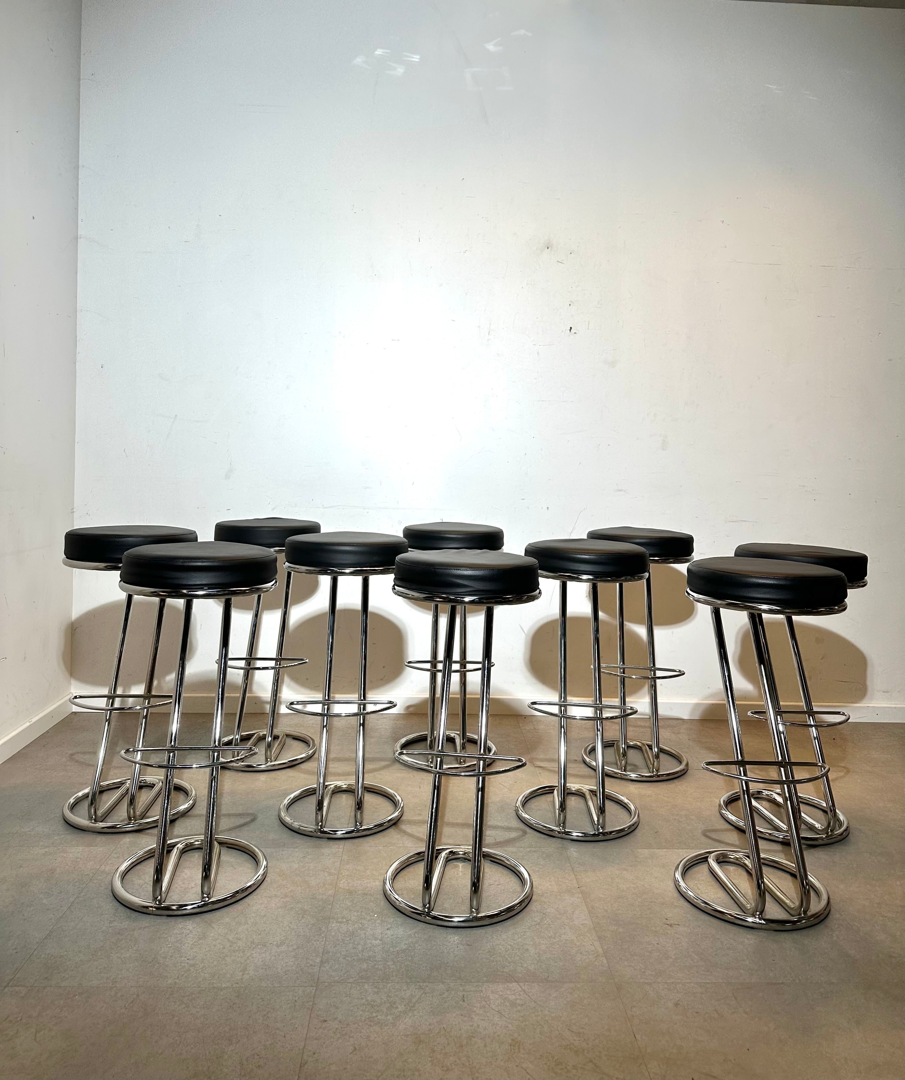 Vintage “Z” Bar Stool in Chrome and Black Leatherette