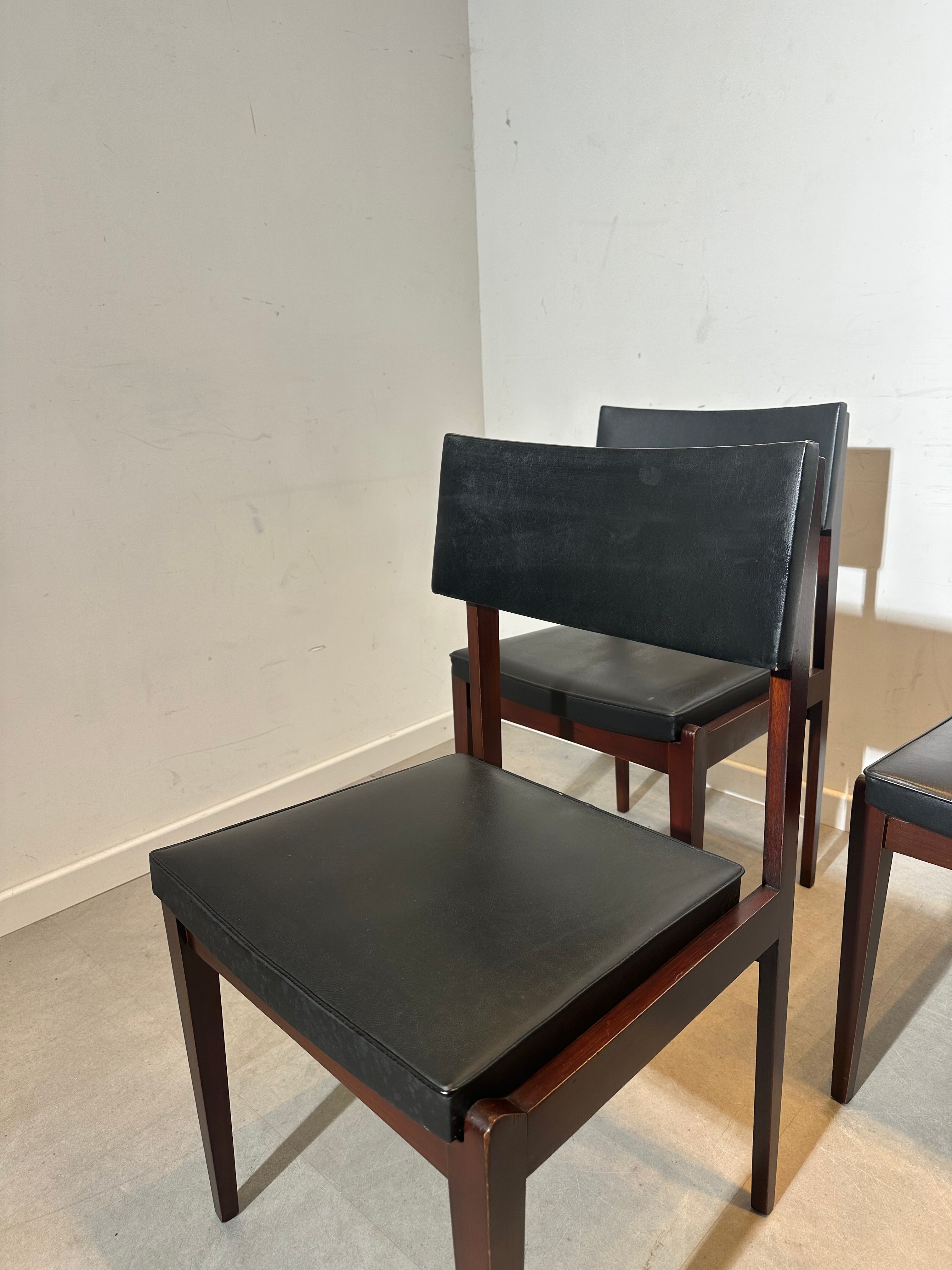 Set of vintage dining chairs in skai