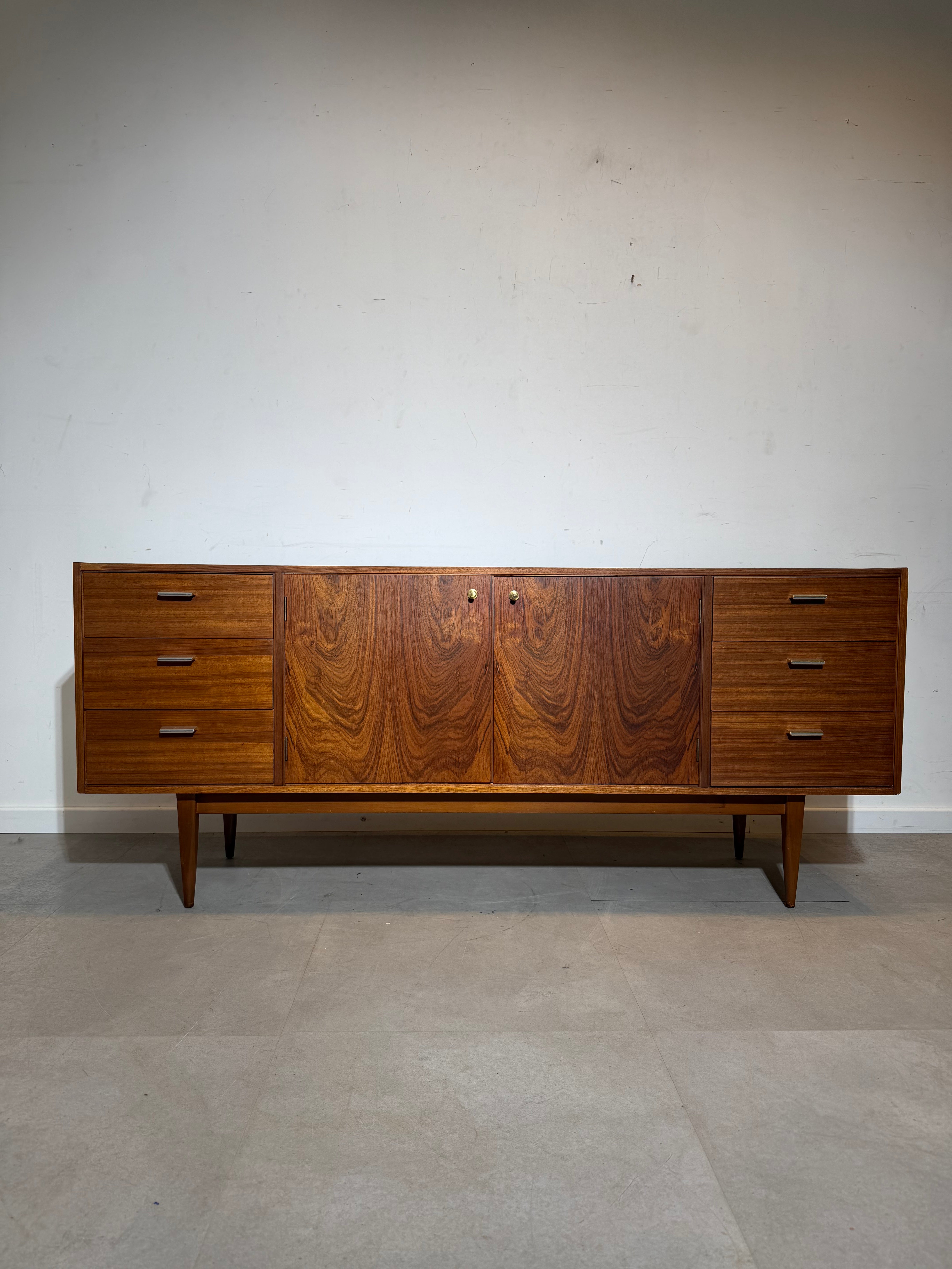 Buffet scandinave en palissandre et teck, style milieu du XXe siècle (années 1960).