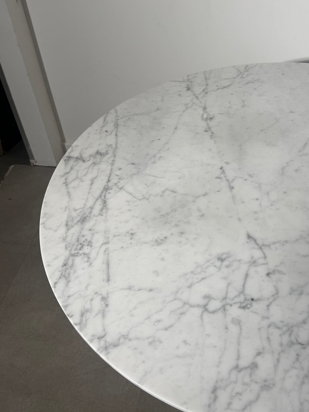 Tulip Dining Table with White Marble Top – Ø 110