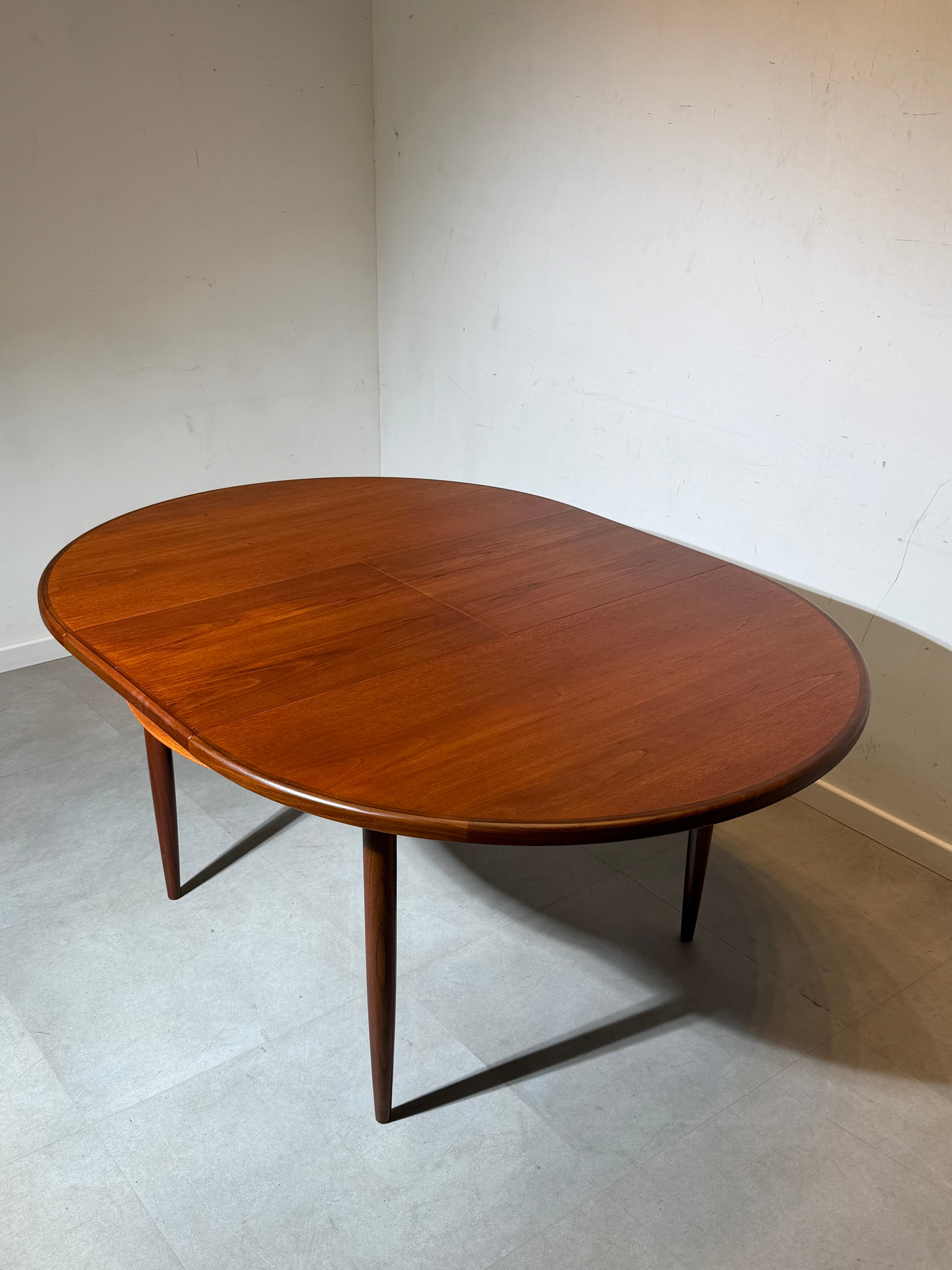 Extendable Teak Dining Table – Round to Oval Mid-Century Modern Design