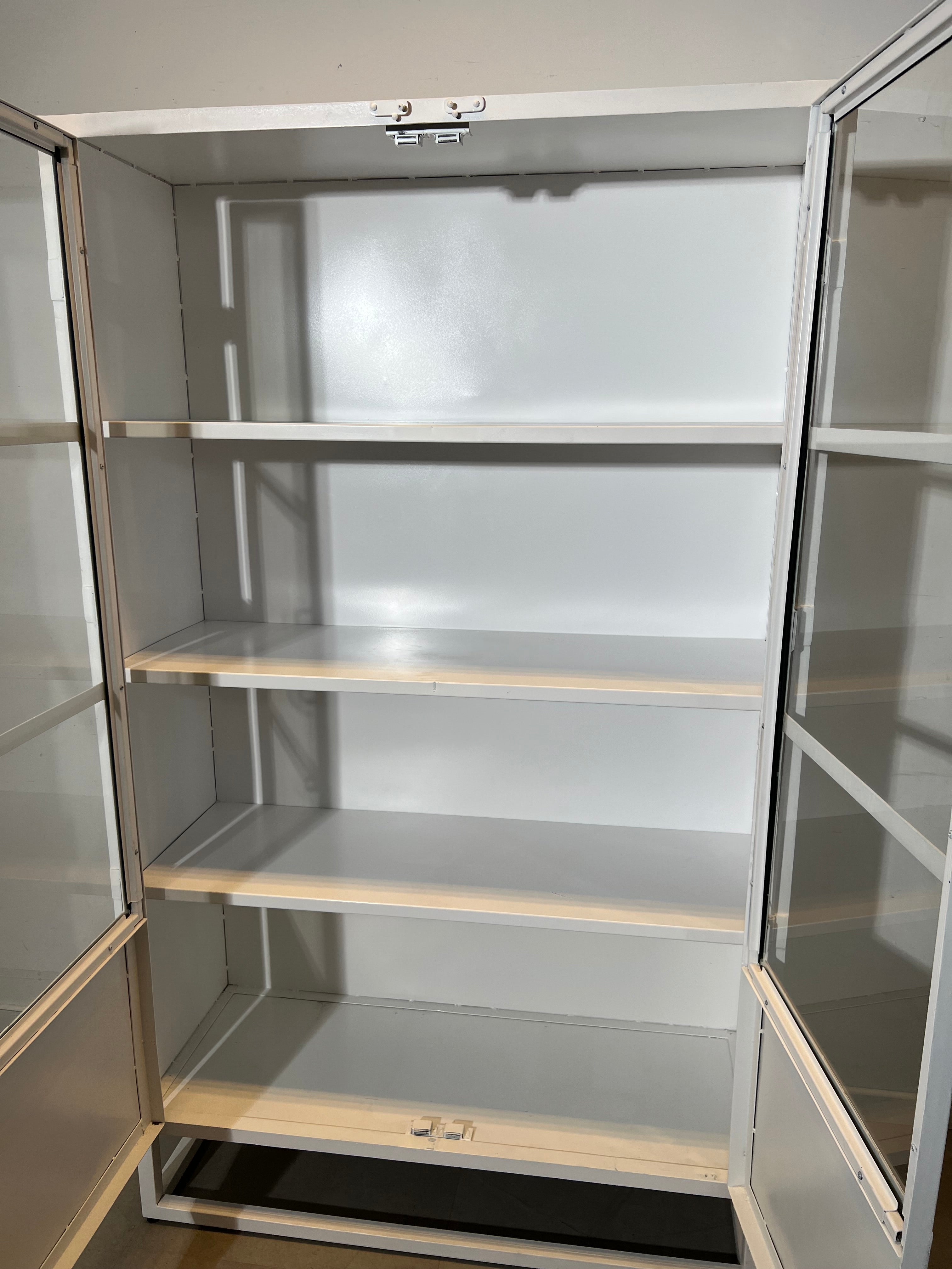 White metal display cabinet "GIGA Meubel"