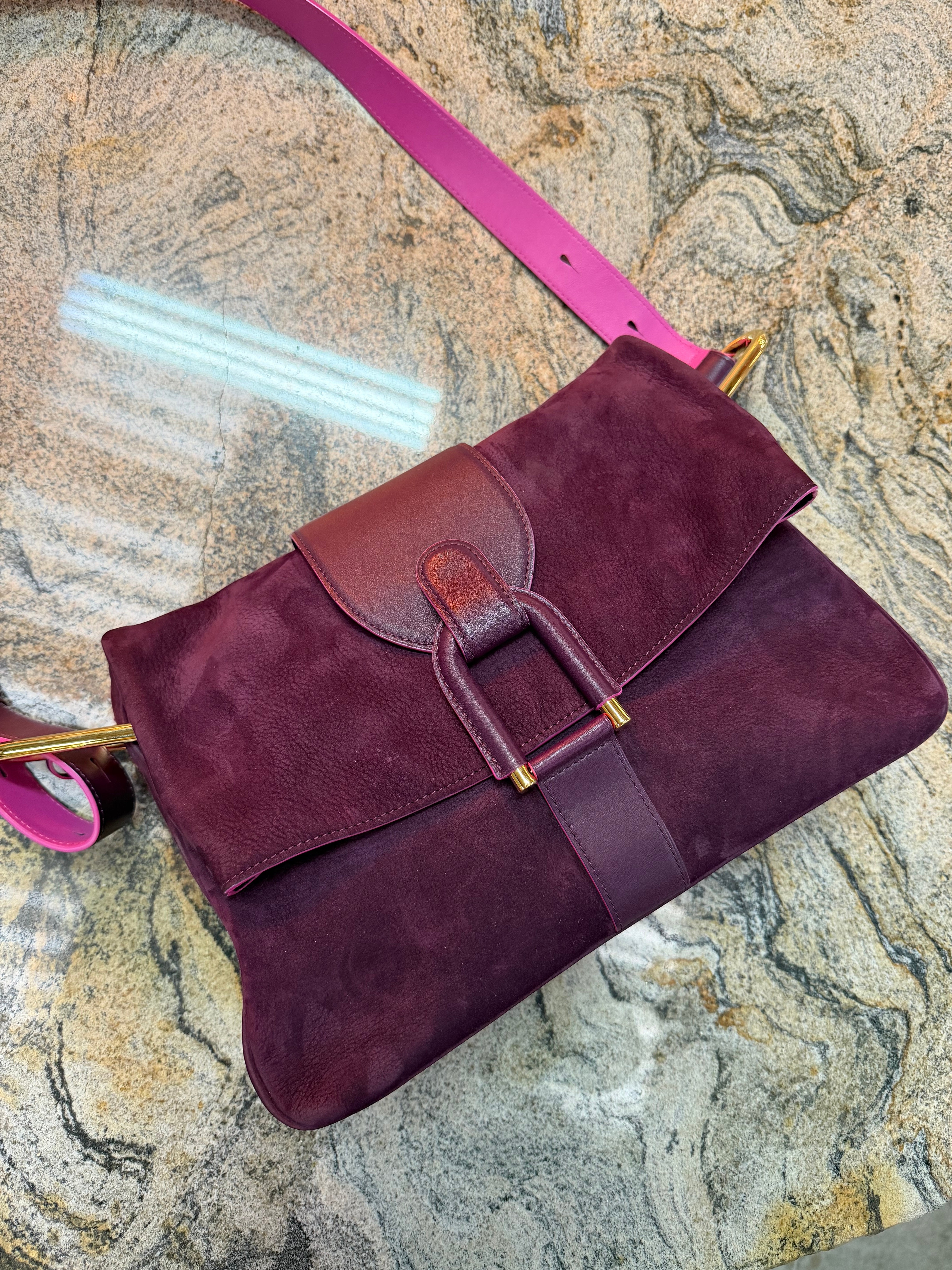 Sac Delvaux Givry en nubuck violet avec détails roses – Fermoir doré – 30 x 24 cm