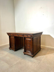 Bureau ancien en chêne sculpté à double face