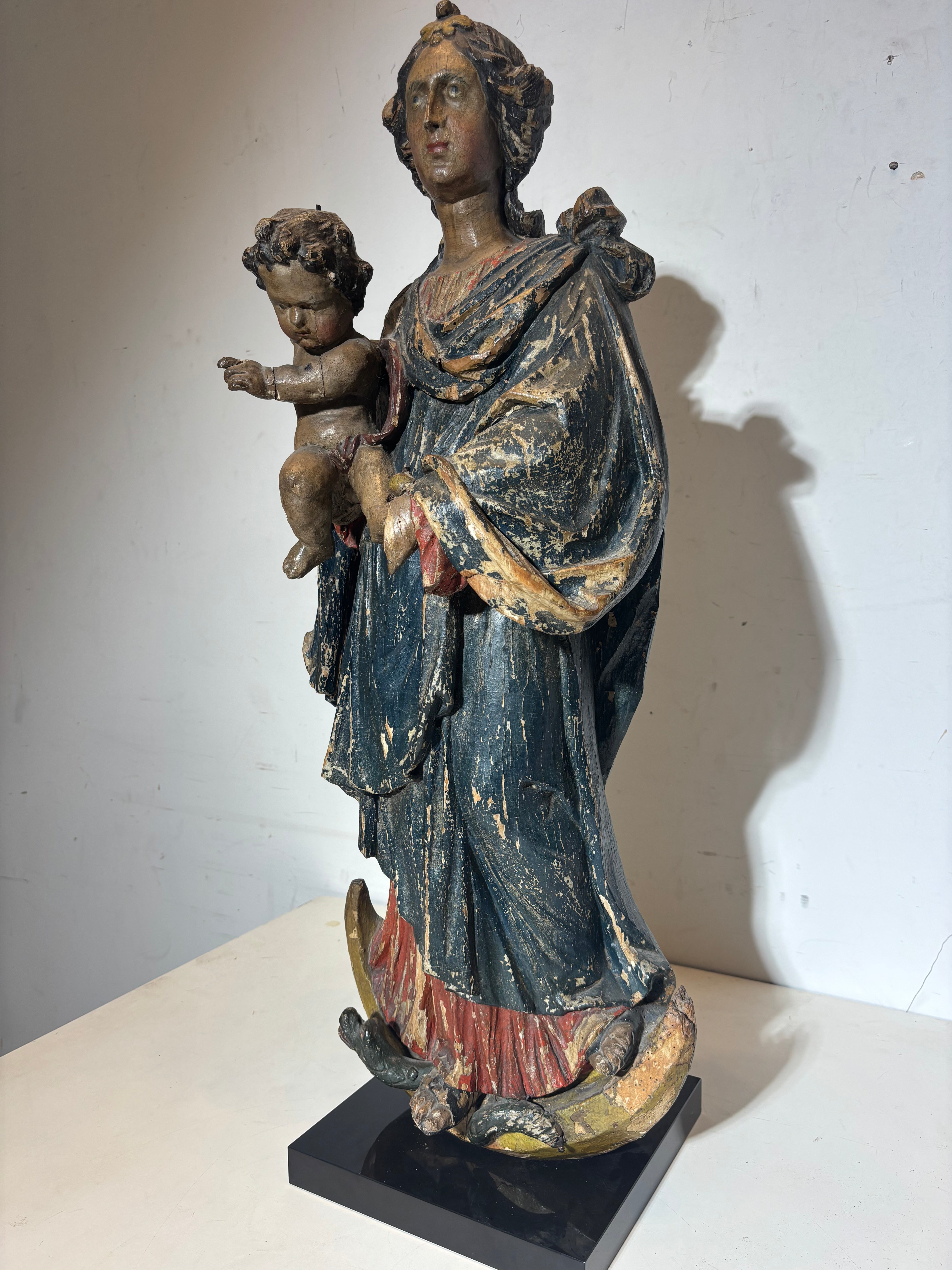 18e-eeuwse polychrome eikenhouten Madonna met Kind
