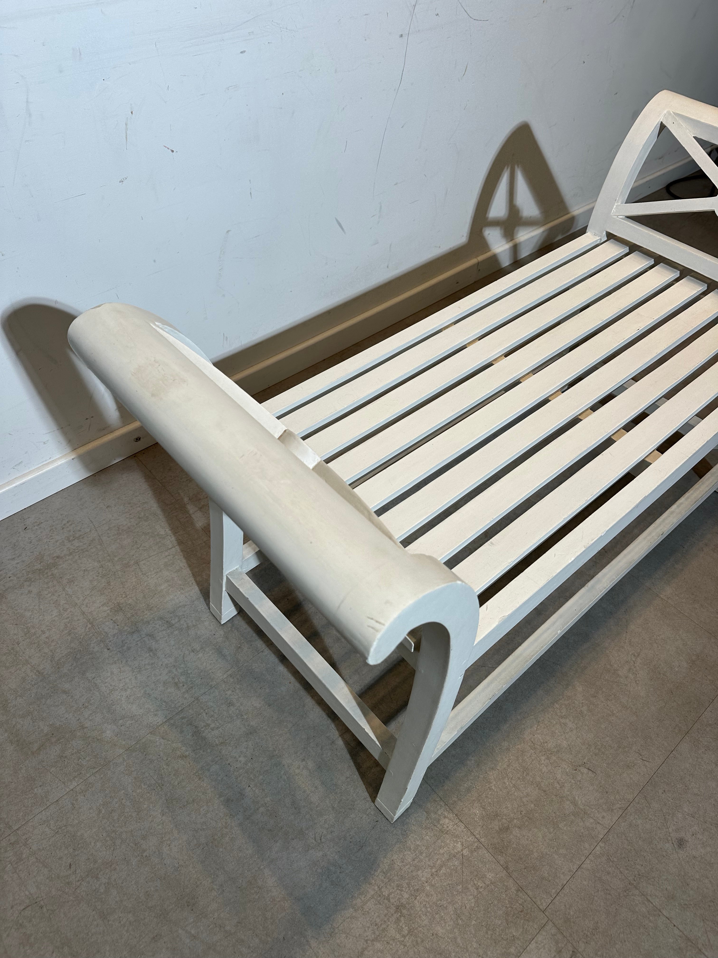 Banc en bois peint en blanc