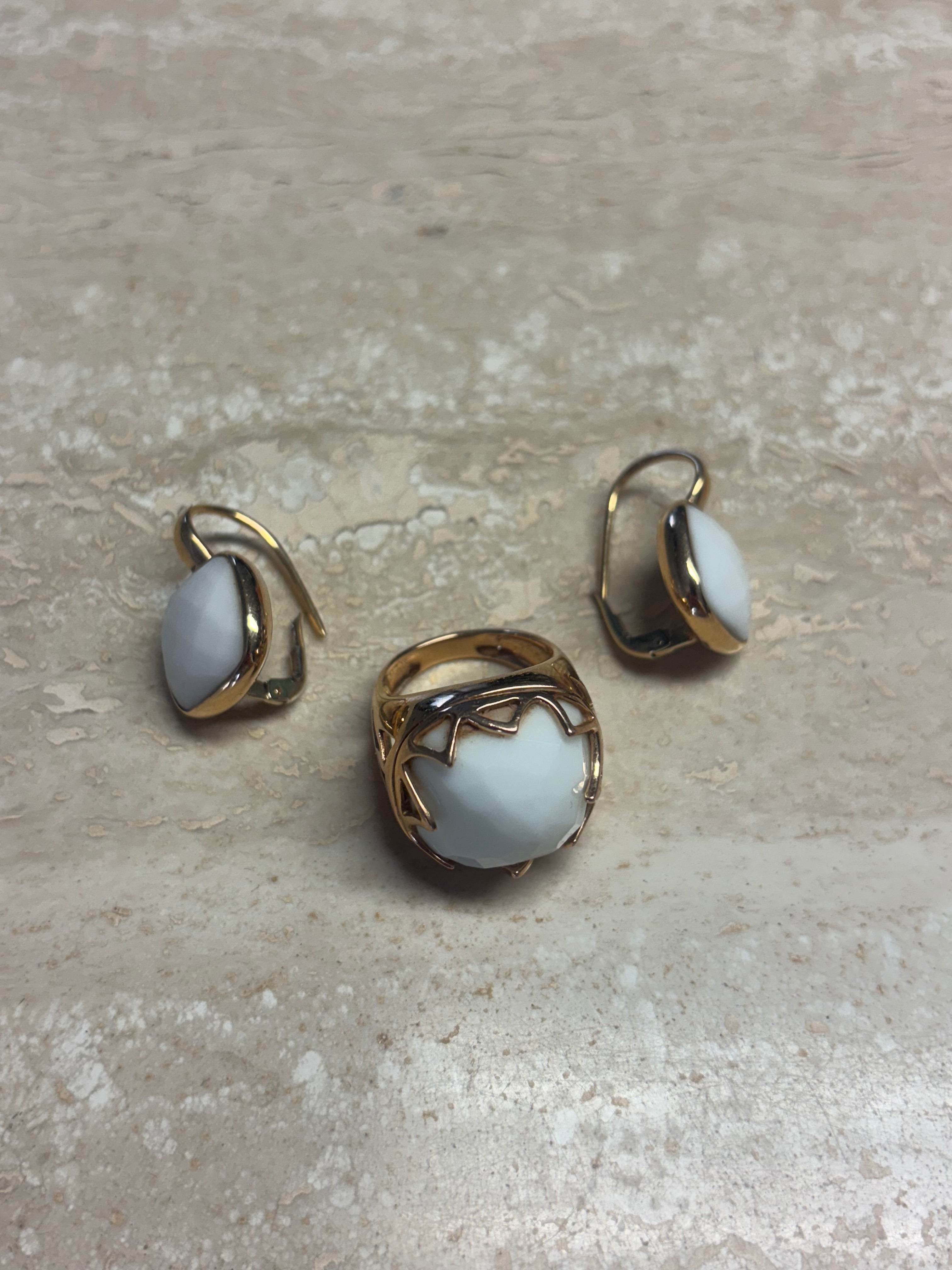 Ring- en oorbellenset van 18 karaats goud met witte saffier – inclusief certificaat