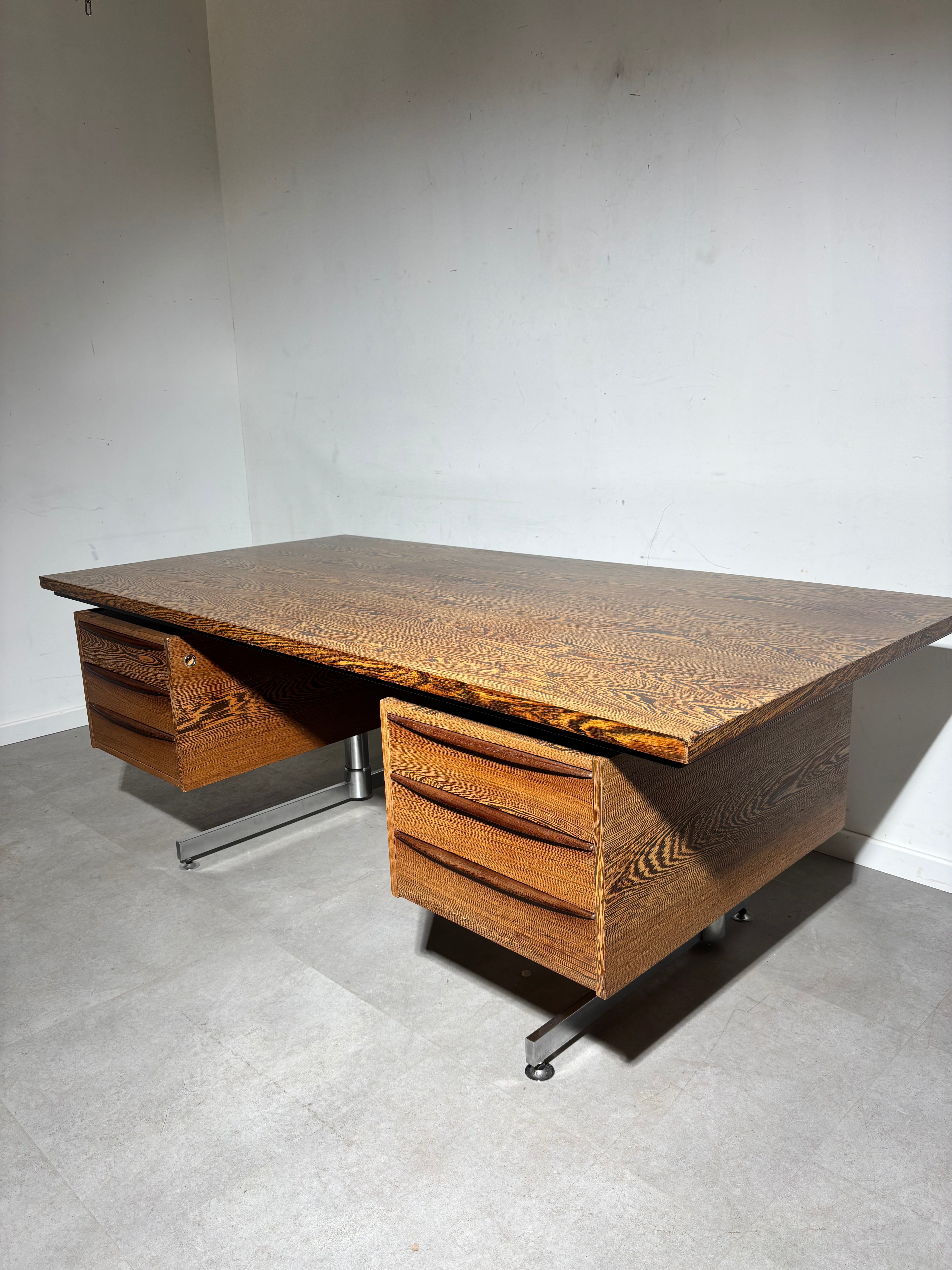 Bureau « de direction » vintage en palissandre