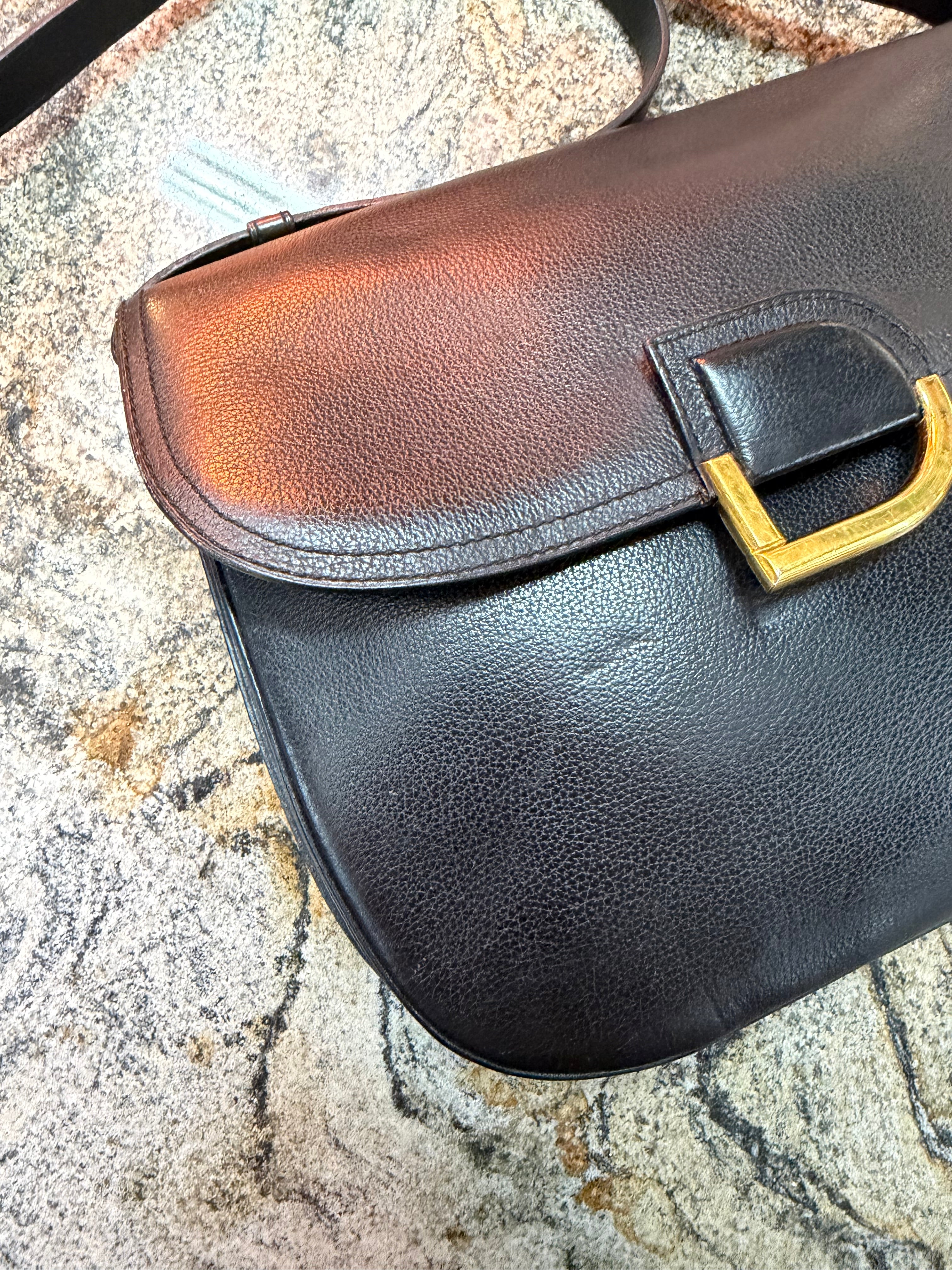 Sac bandoulière Delvaux Diligent en cuir noir – Finitions dorées – Design belge intemporel