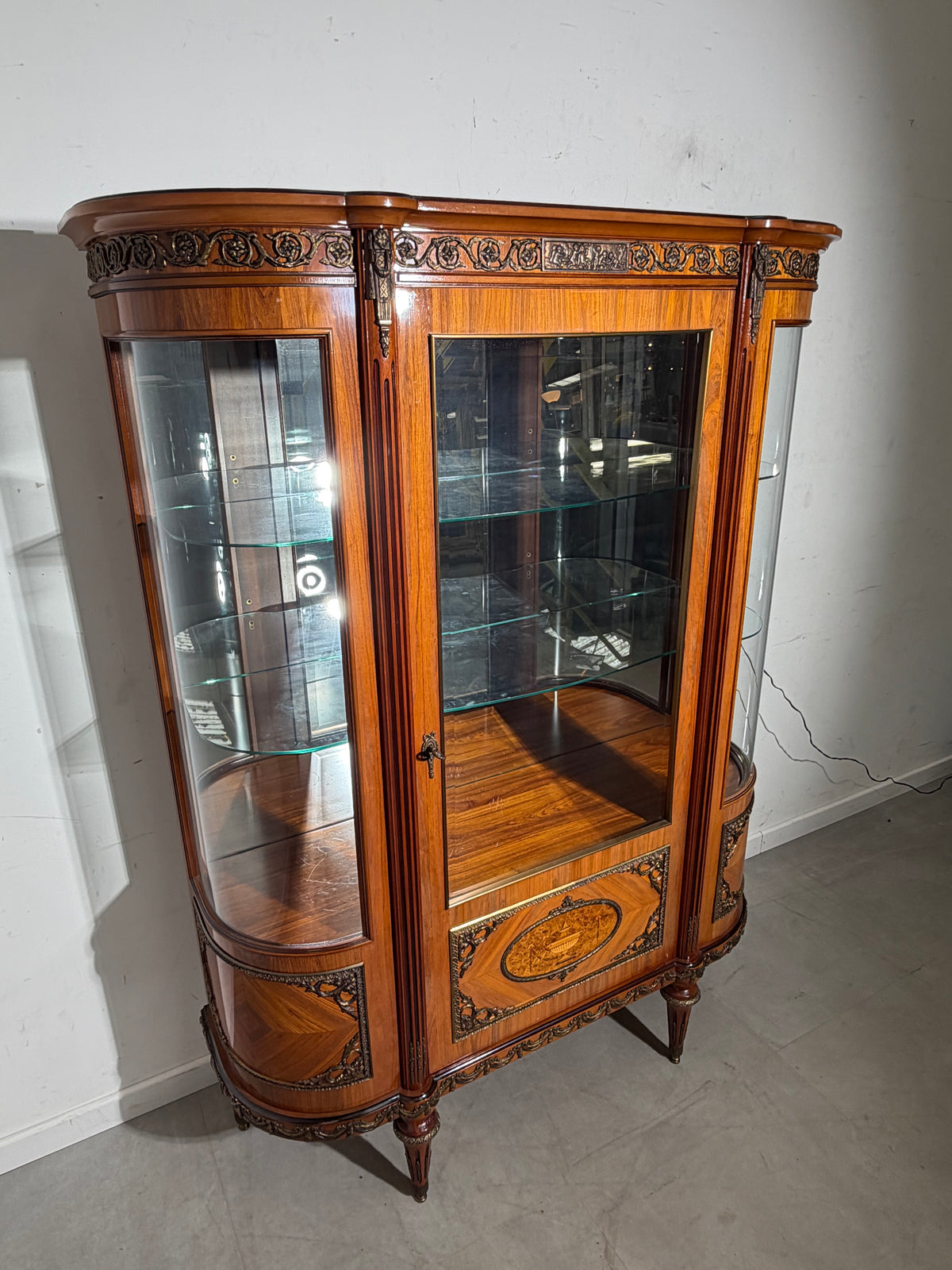 Meuble bar / Vitrine style Louis XVI par JP Ehalt – Vitrine en verre – 177 cm