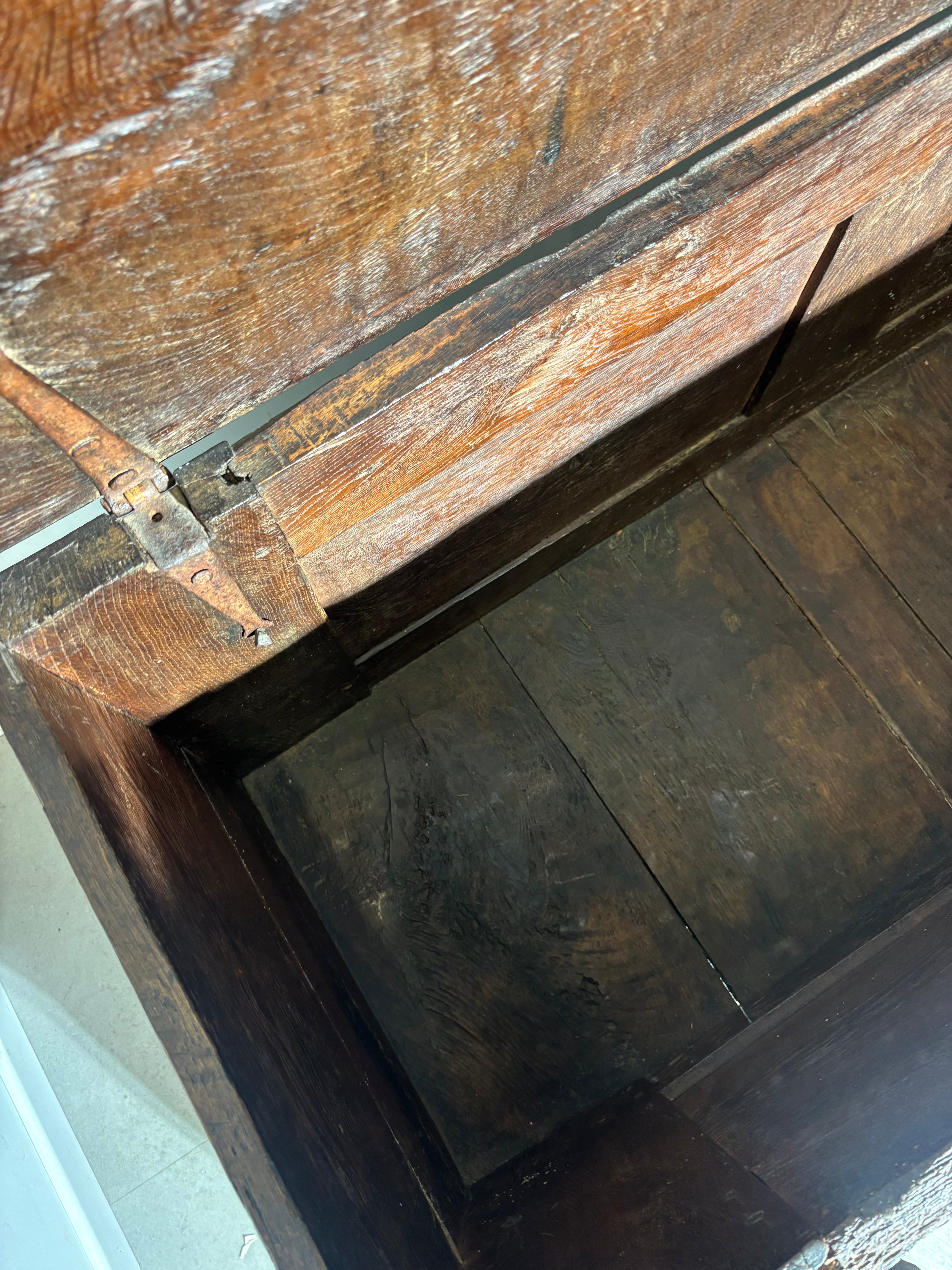 Grand coffre ancien en bois – Rustique et artisanal