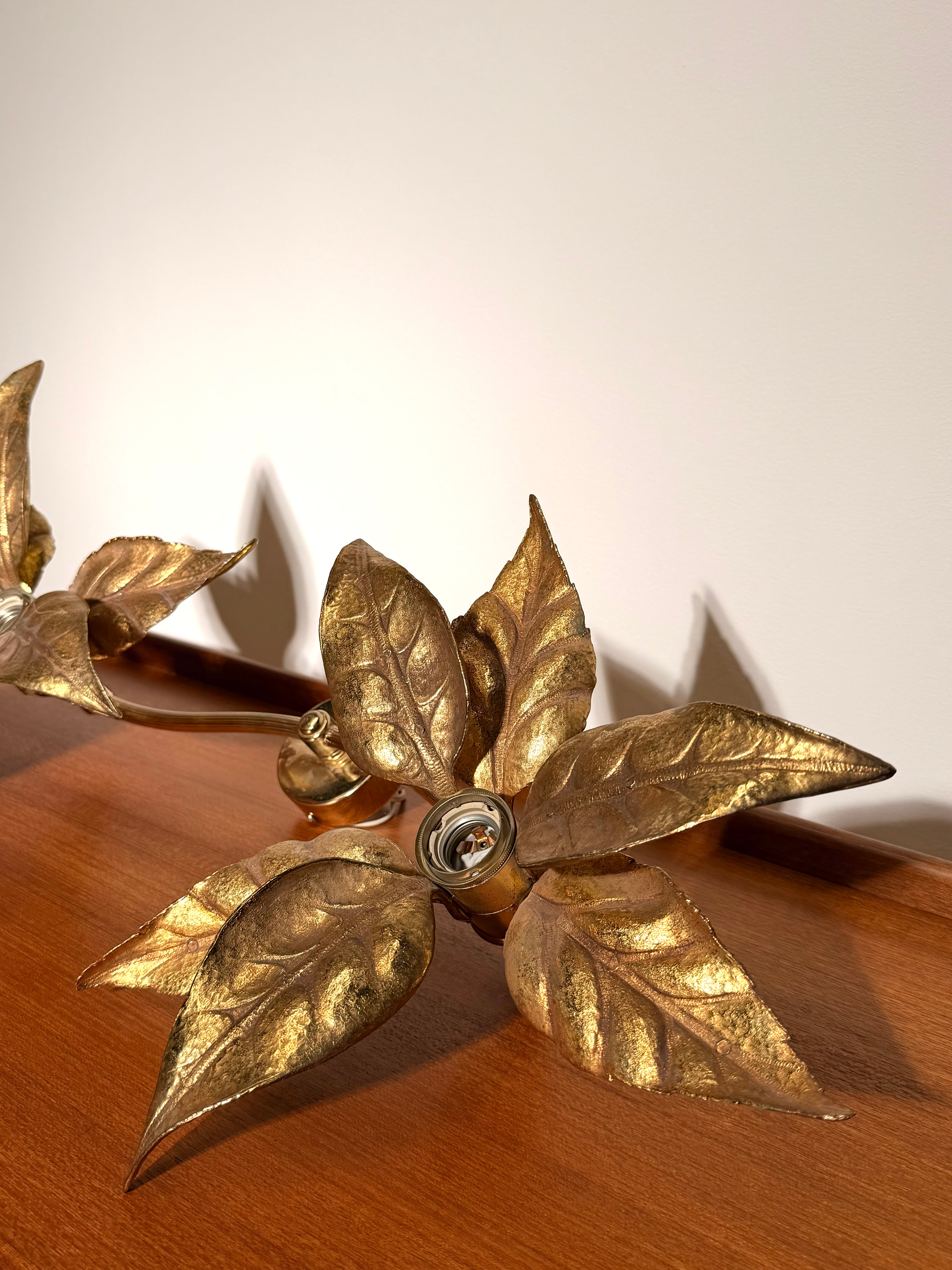 Vintage Hollywood Regency Leaf Wall Lamp in Gilt Metal Willy Daro Style