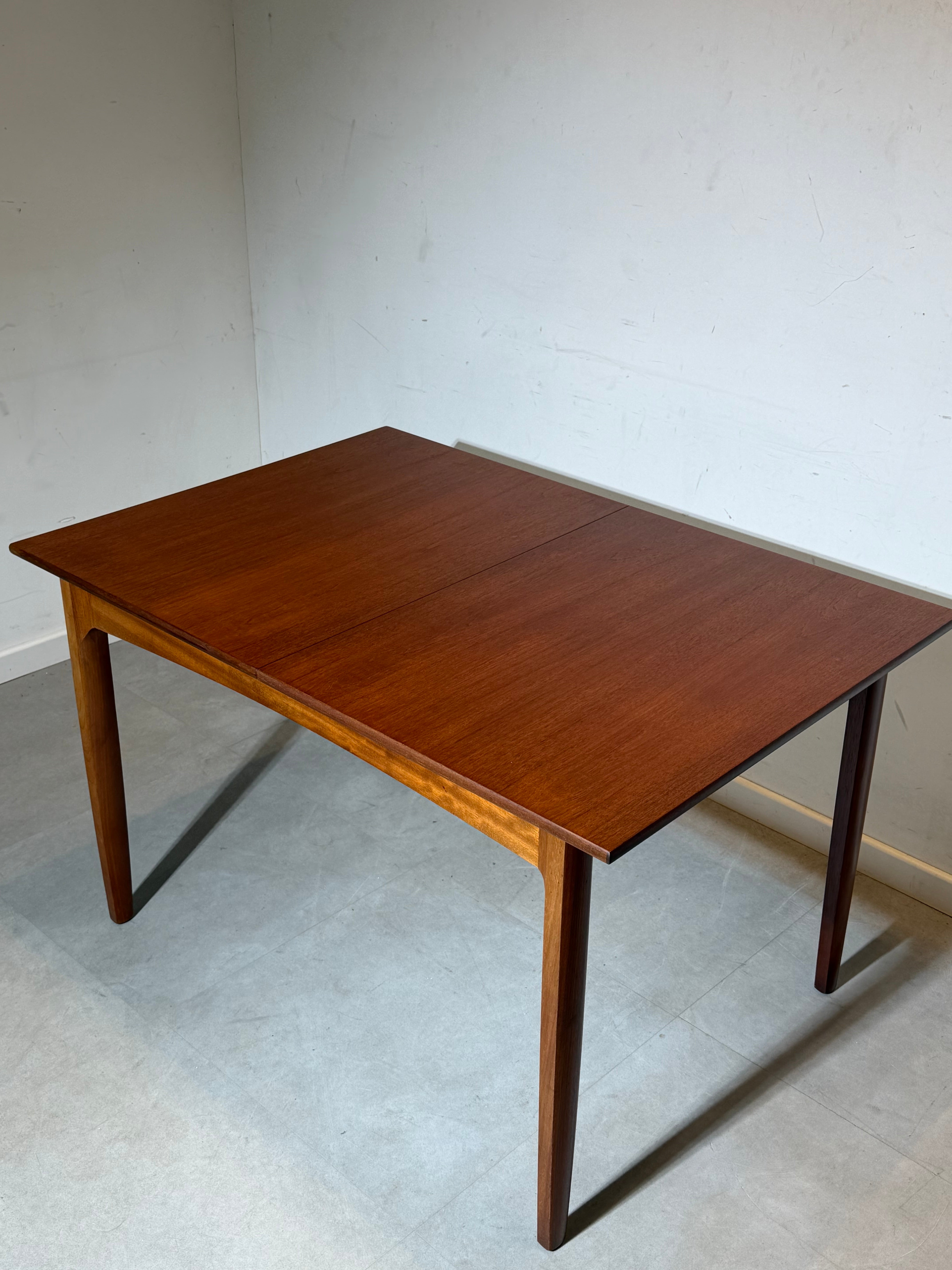 Meredew Rectangular Extendable Teak Dining Table – Mid-Century Modern