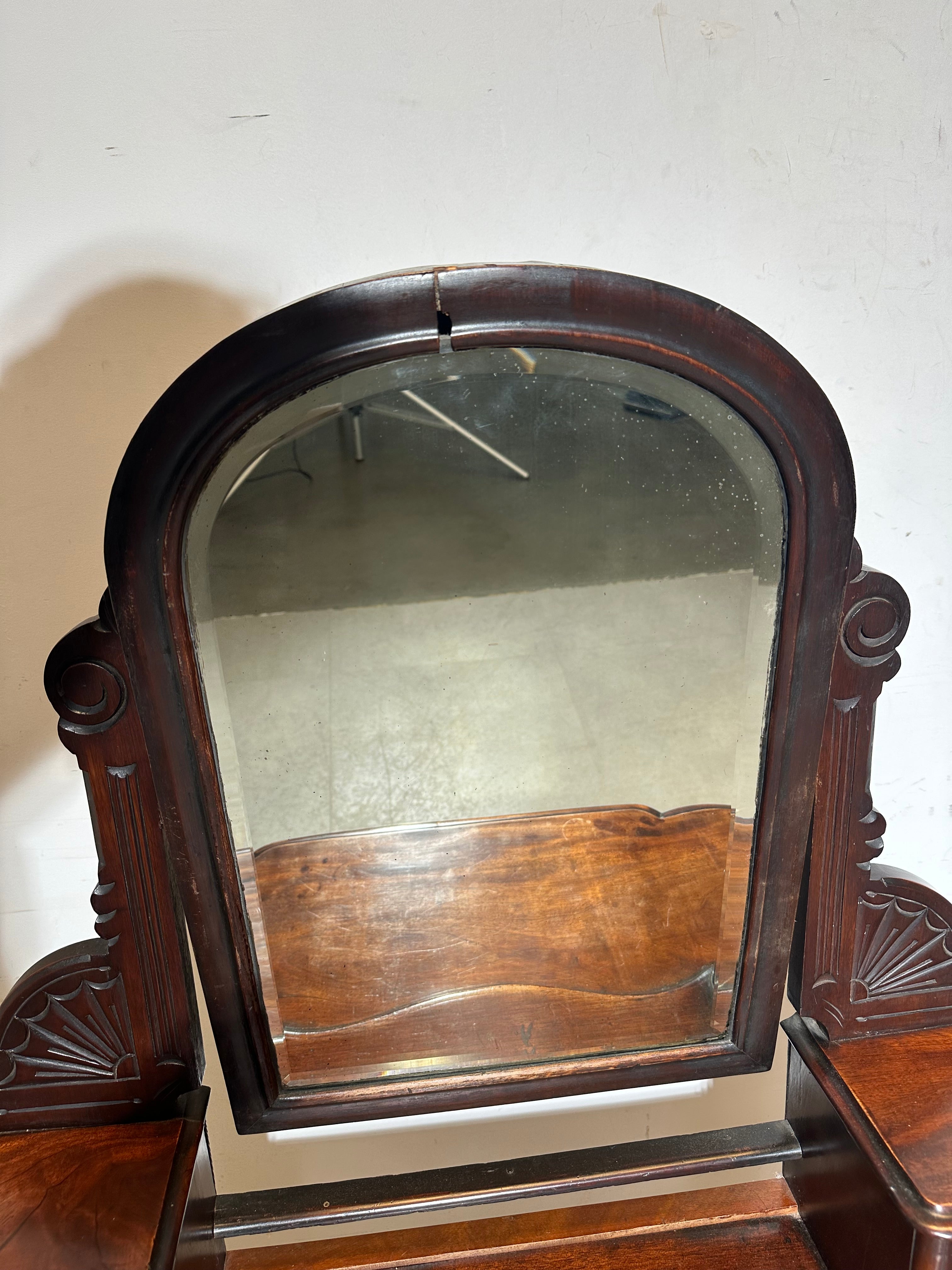 Coiffeuse ancienne en bois sculpté avec miroir