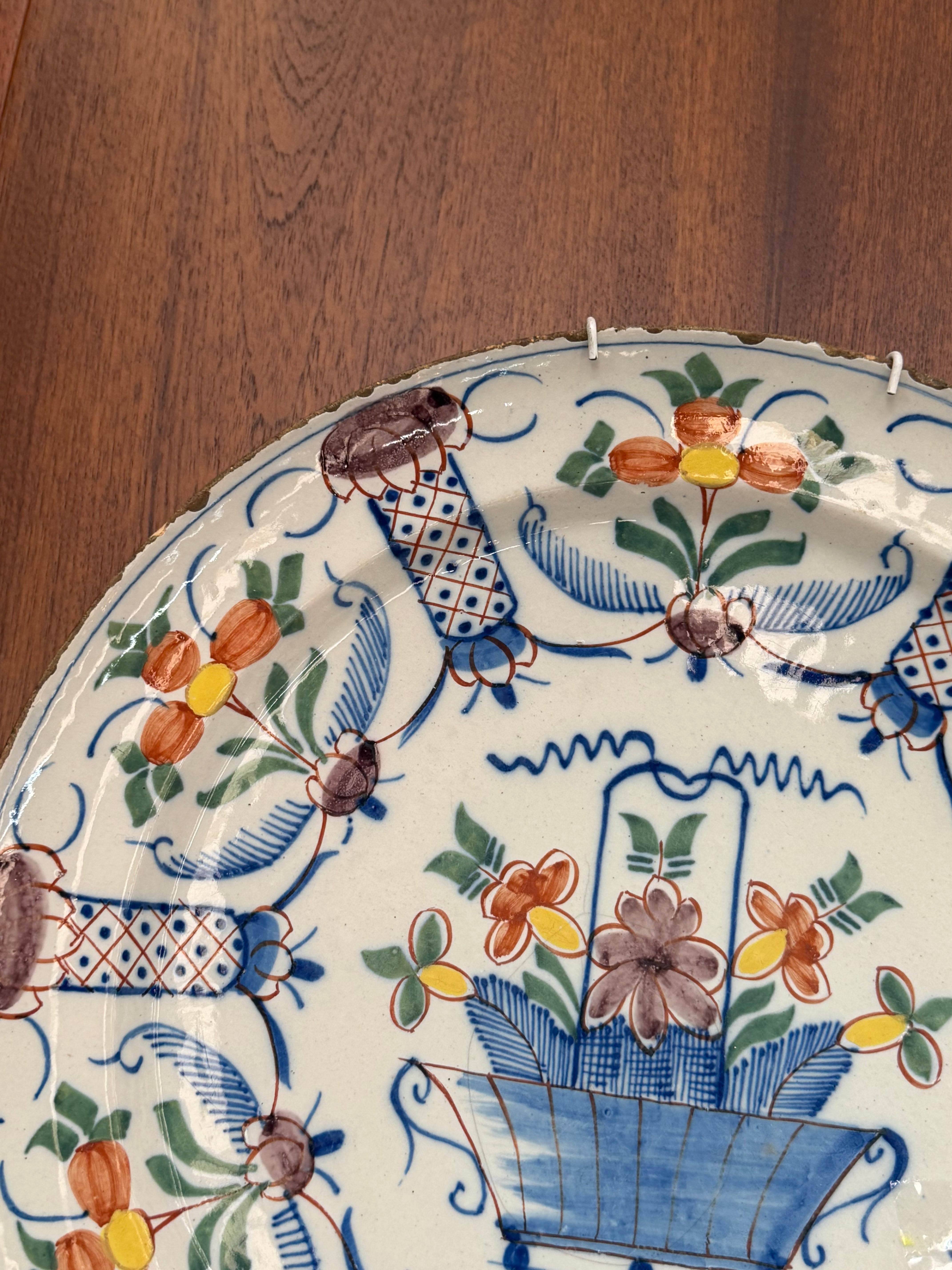 Old Delft Polychrome Charger Plate by Jan van der Laan – Louis XIV Motif, Early 18th Century