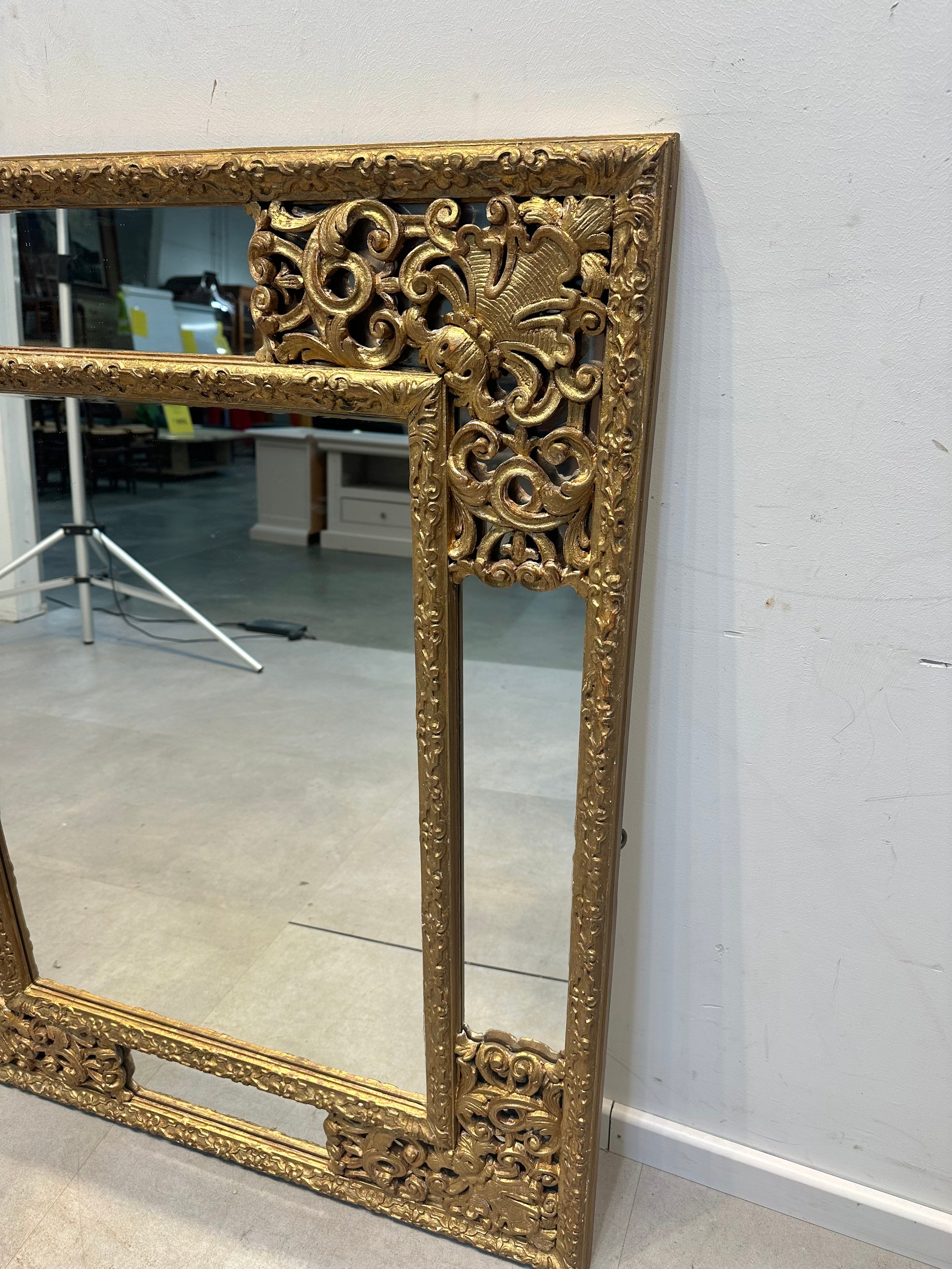 Miroir doré de style antique