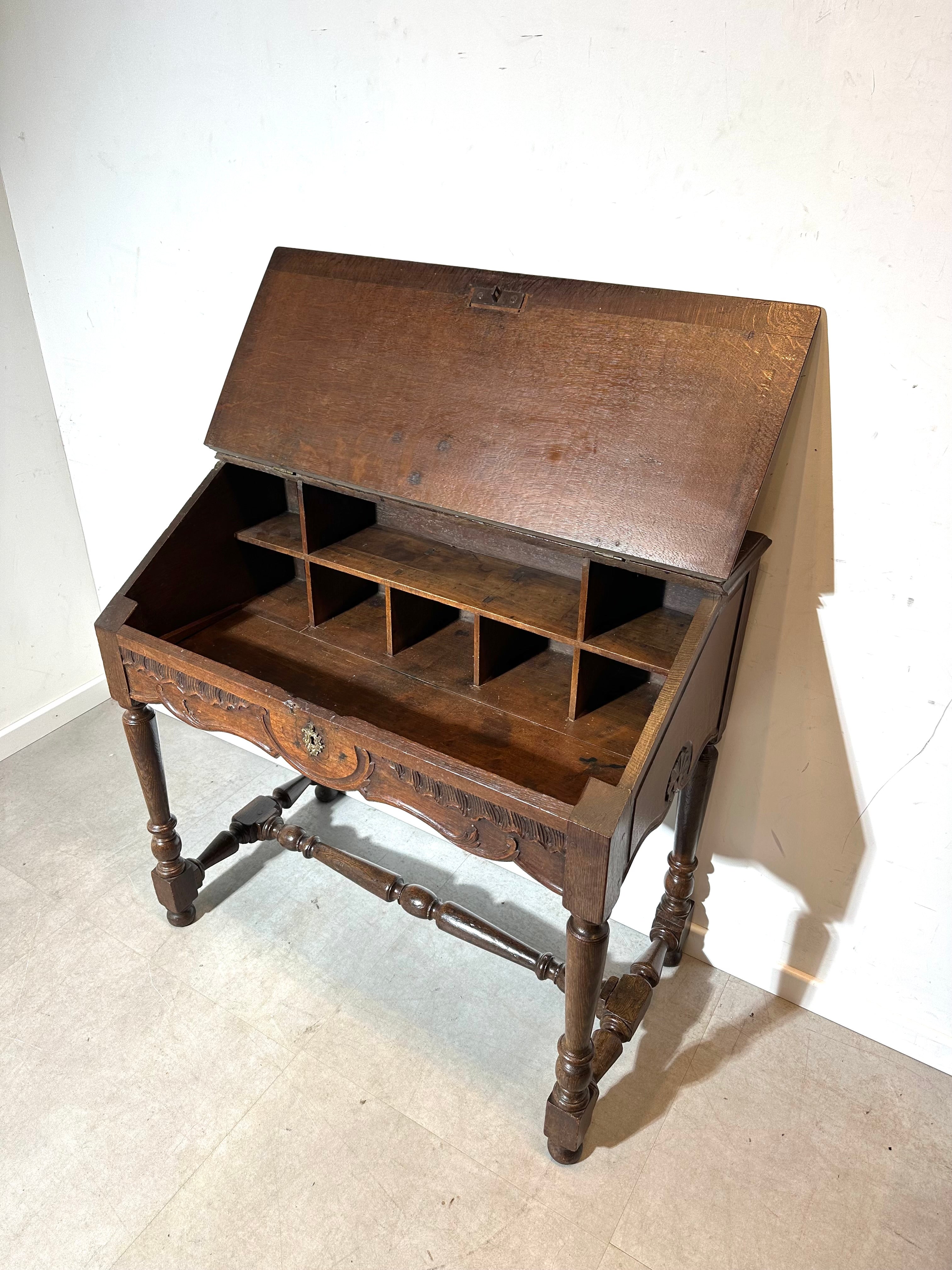 Bureau ancien en chêne français