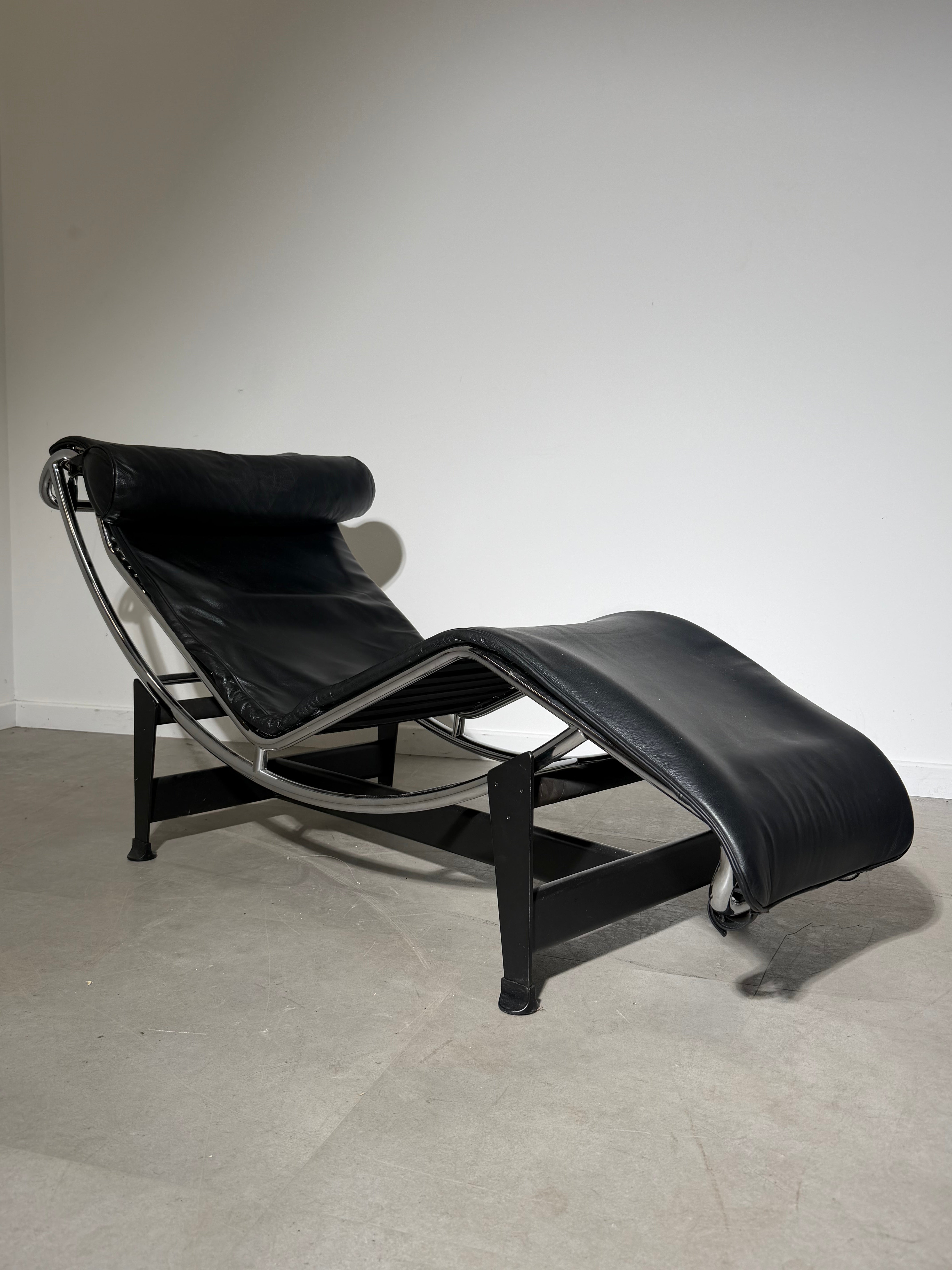 Cassina LC4 Chaise Longue by Le Corbusier, Pierre Jeanneret & Charlotte Perriand – Black Leather