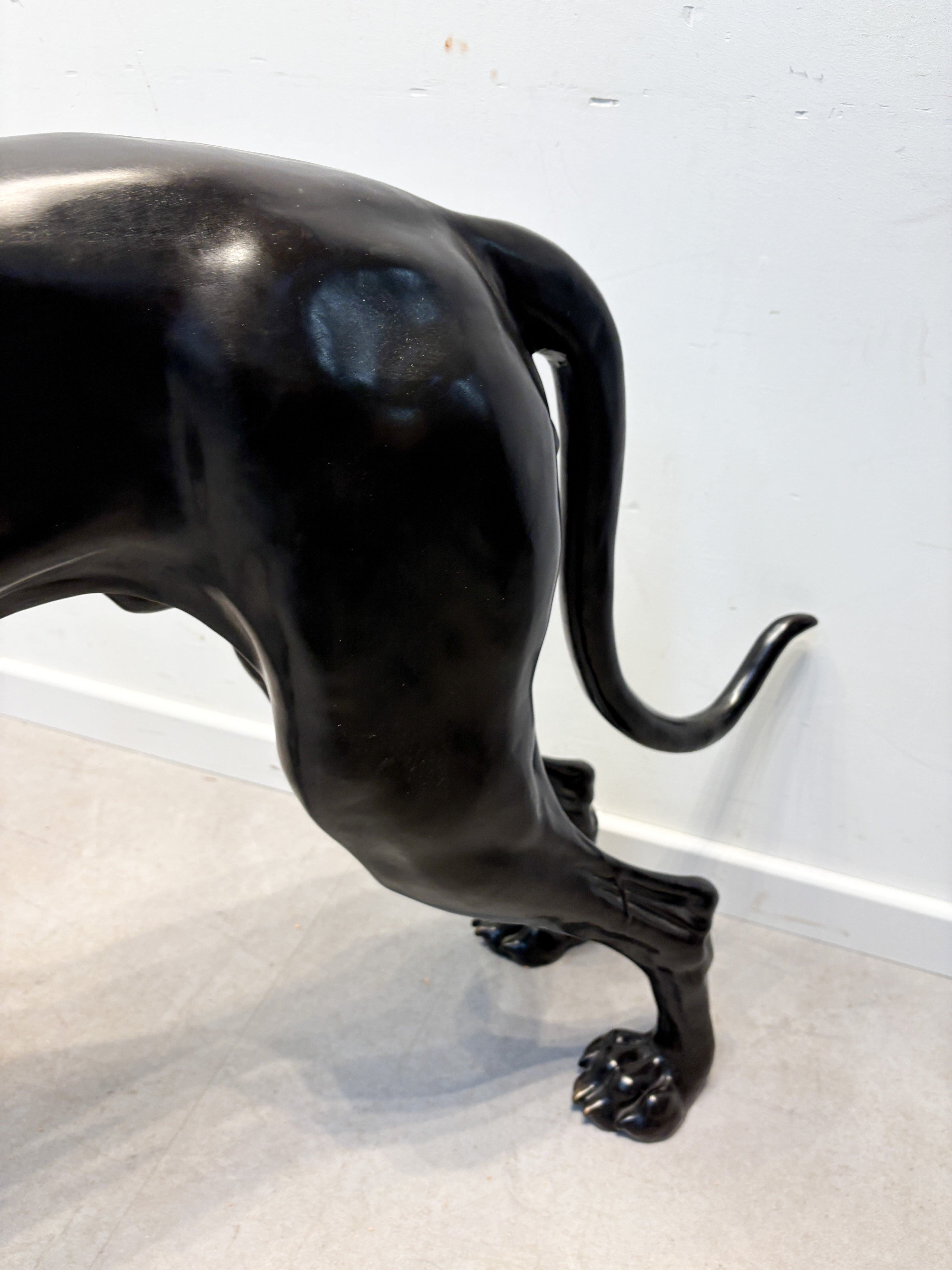 Statue en bronze d'un chien de chasse