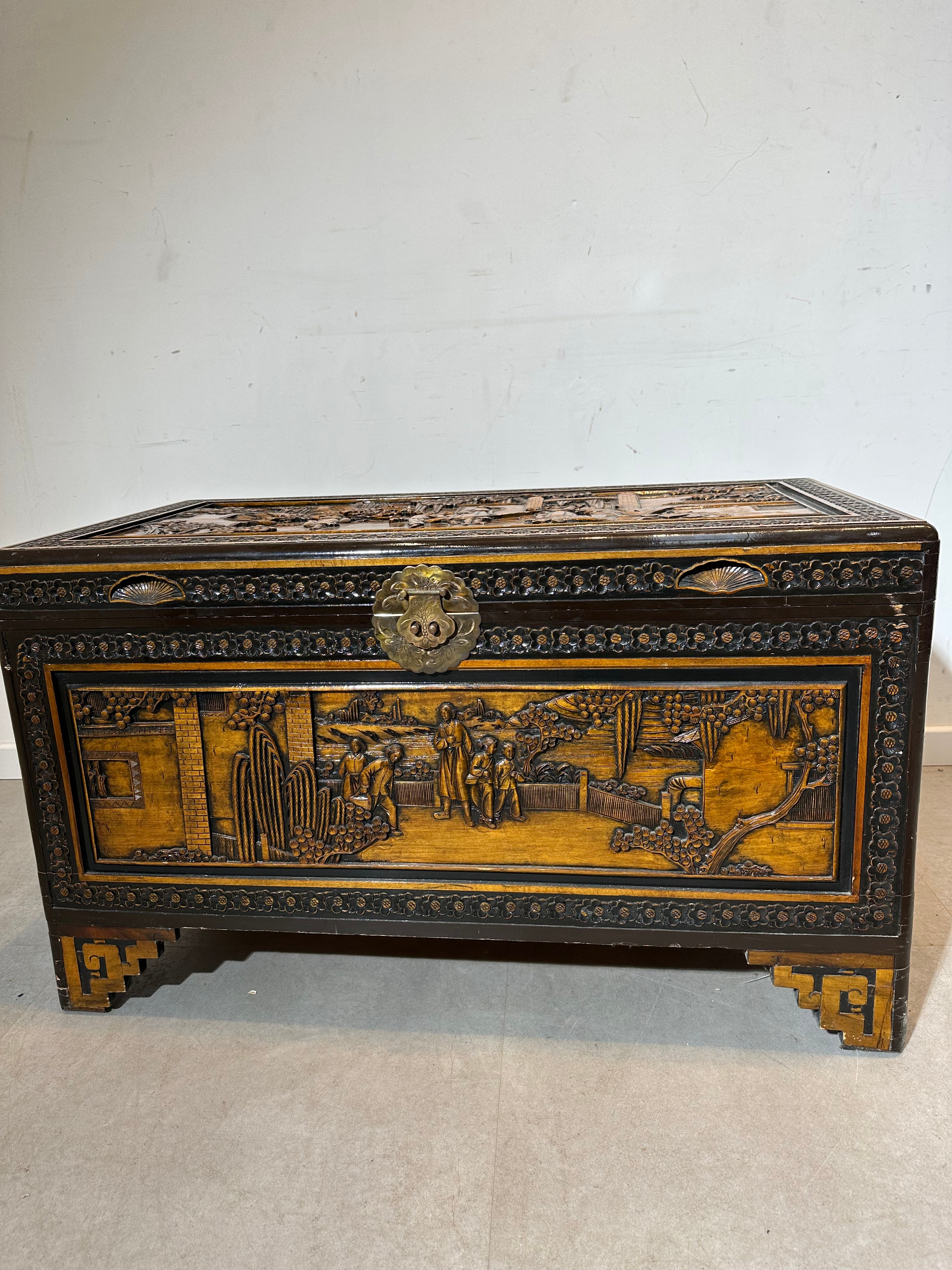 Coffre ancien oriental en bois