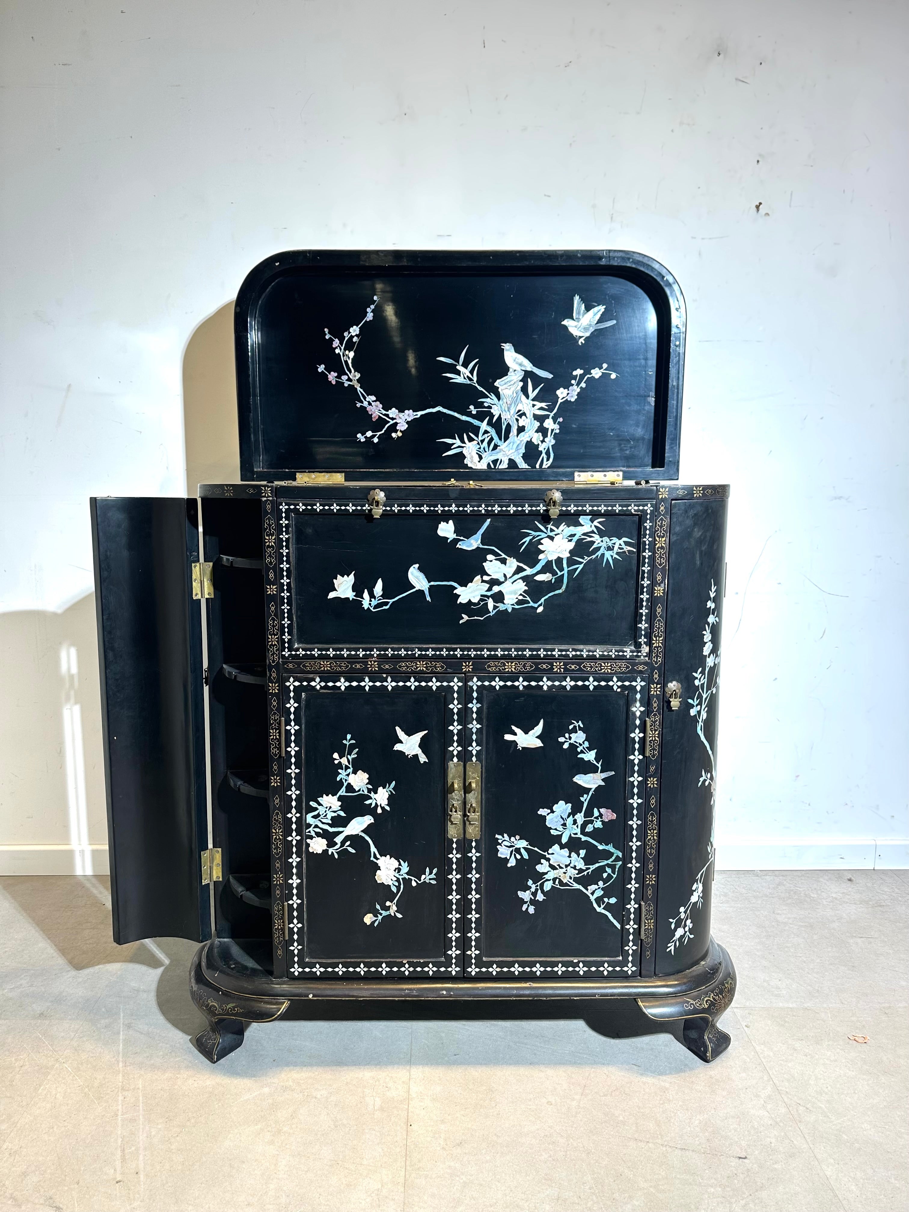 Cabinet laqué asiatique ancien