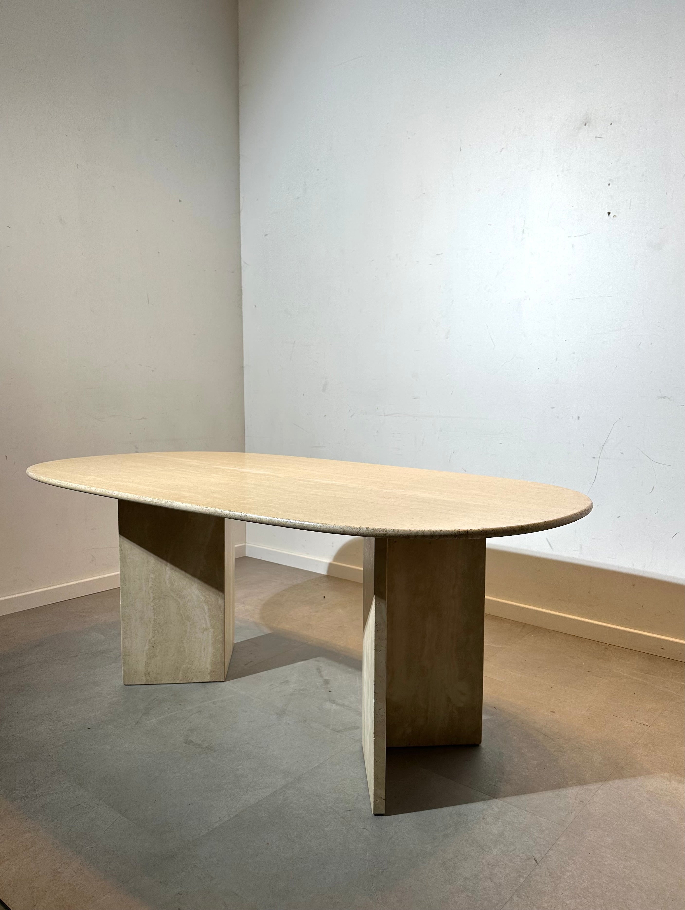 Table de salle à manger ovale en travertin – Piètement sculptural minimaliste